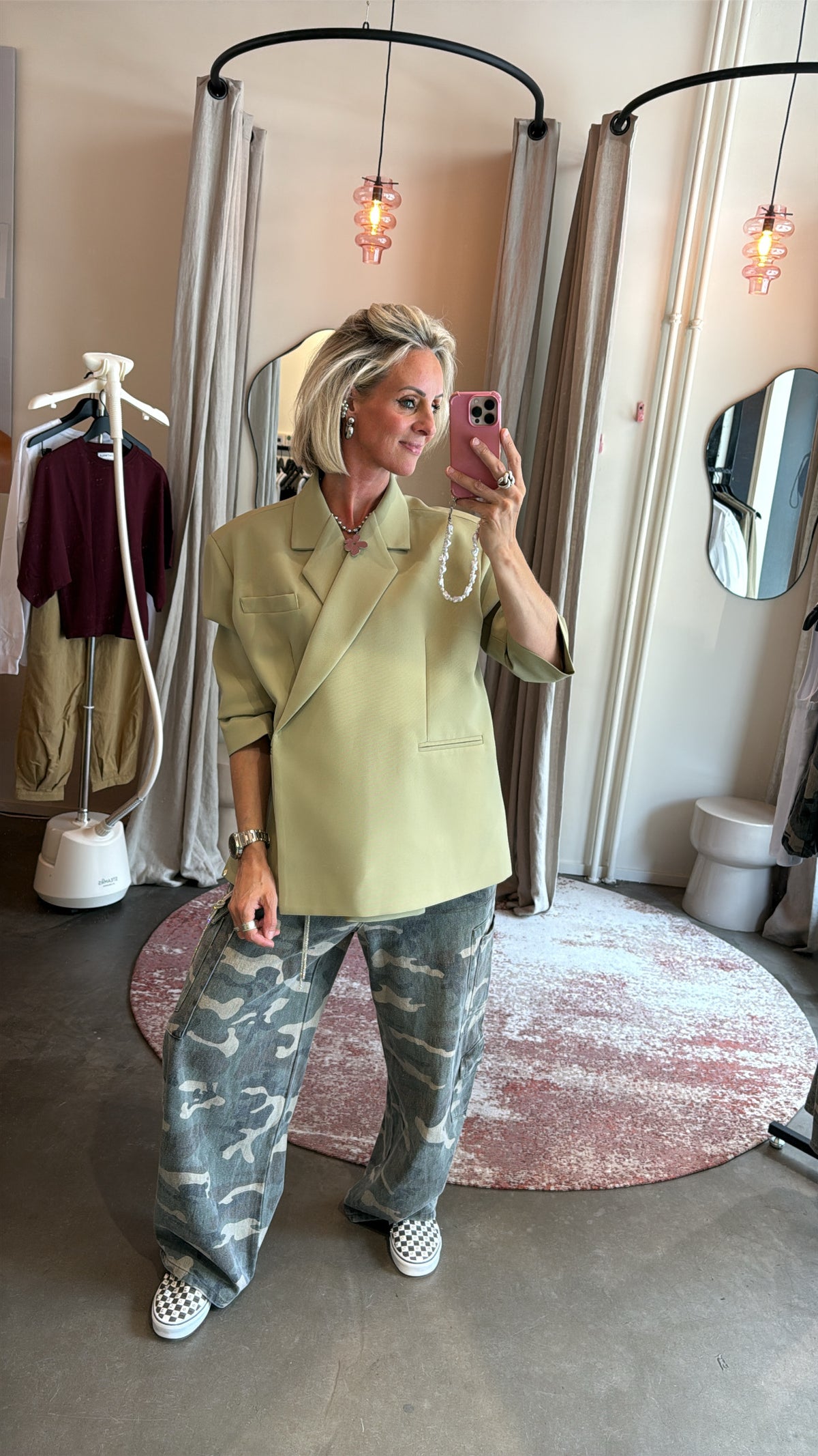 oversized blazer avocado van studio collection, model draagt blazer gecombineerd met camo broek