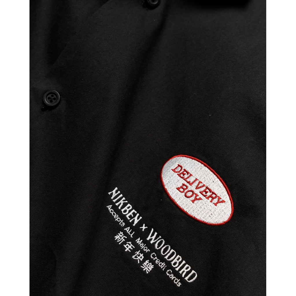 close-up van het borstlogo met nikben x woodbird badge