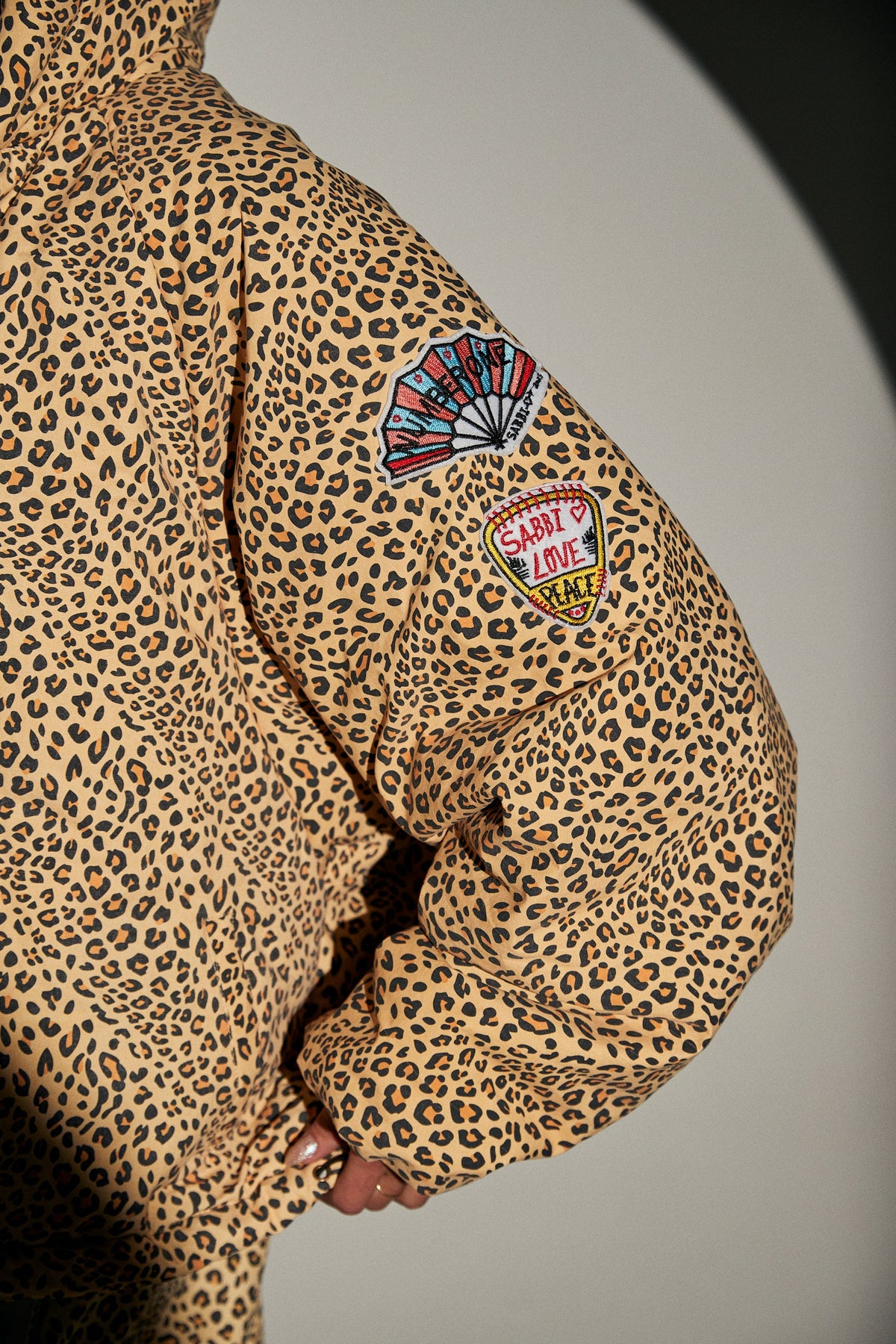 detail van de patches op de mouw, leopardprint stof van dichtbij