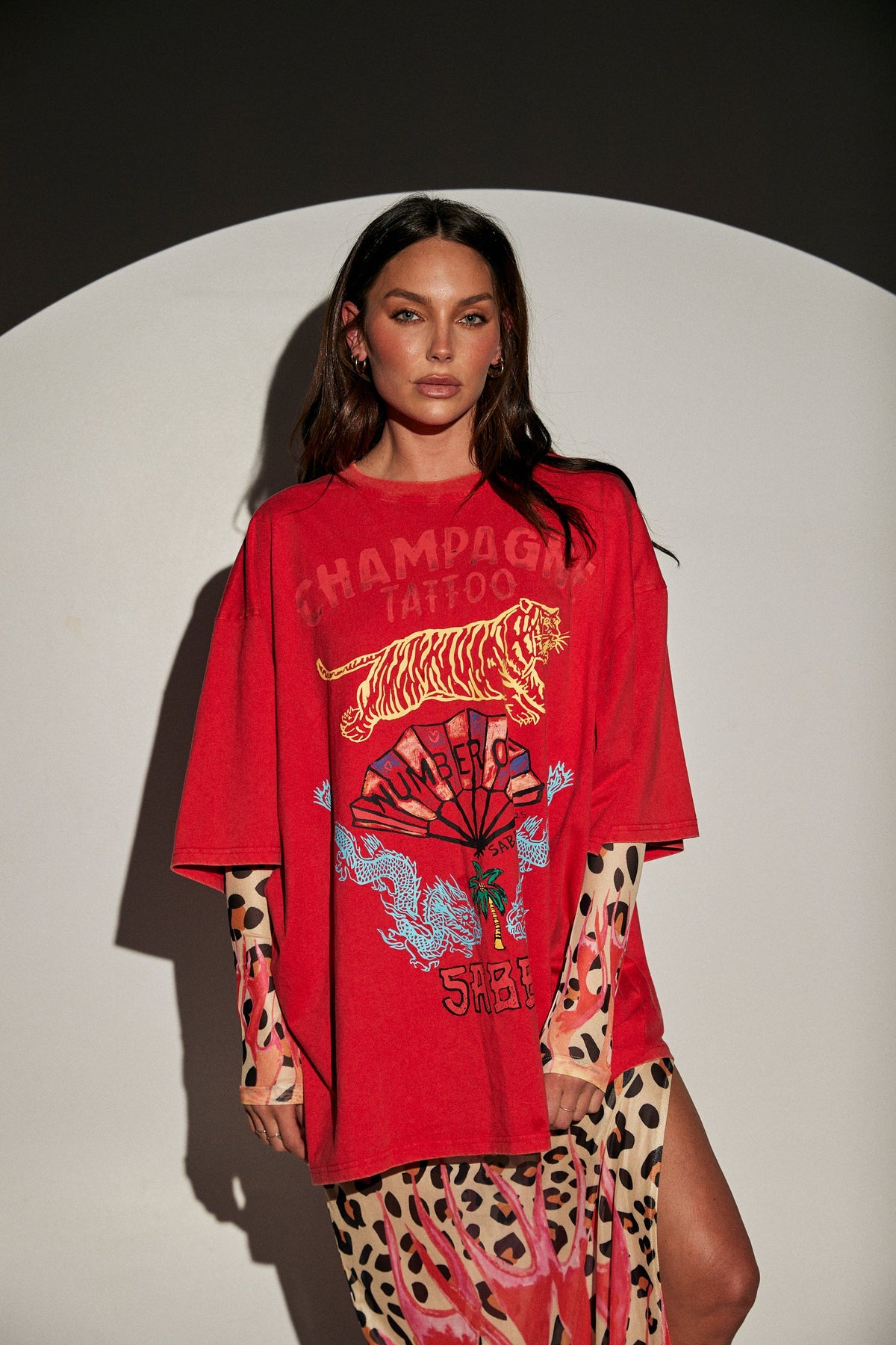 model draagt sabbi champagne & tattoo tee red met tijger- en drakenprint, voorkant
