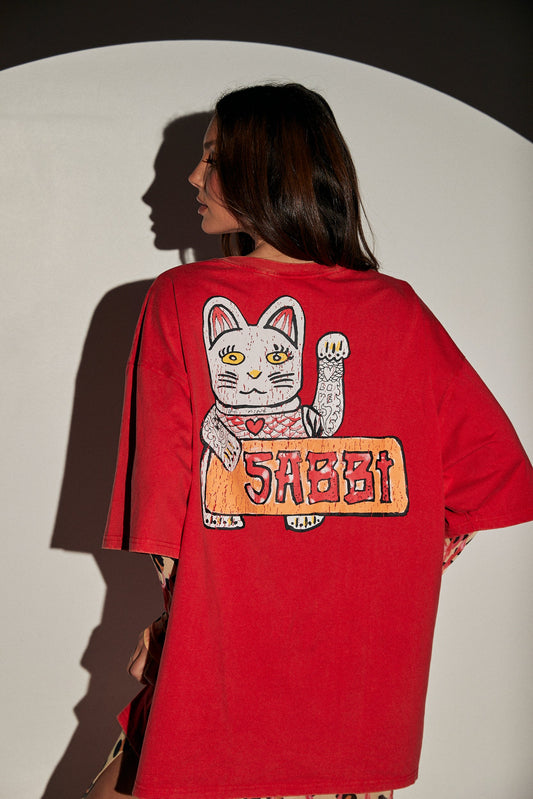achterkant van de tee met sabbi lucky cat print in rood en oranje