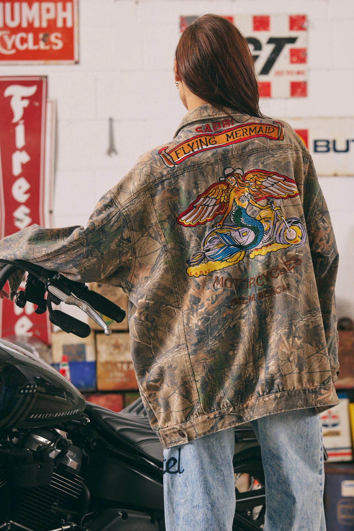 achterkant van het jasje met geborduurde flying mermaid motorcycles print