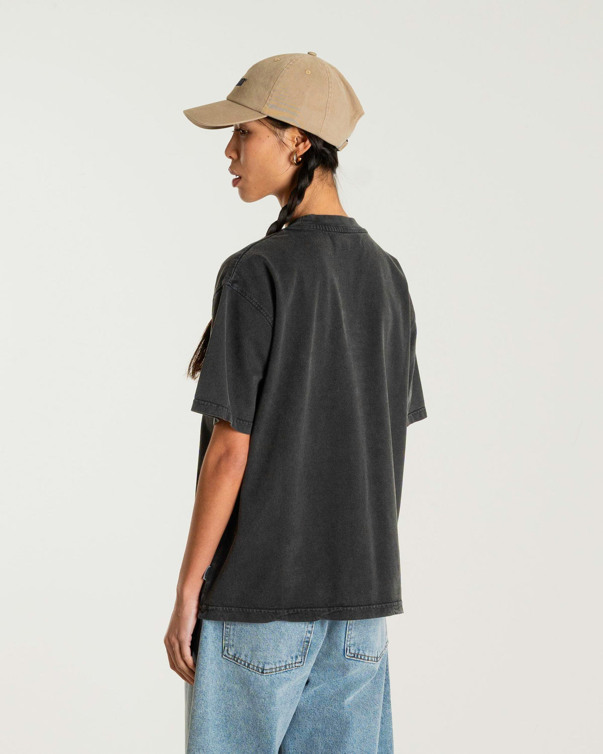 achterkant van de balo tee washed black, relaxed fit zichtbaar