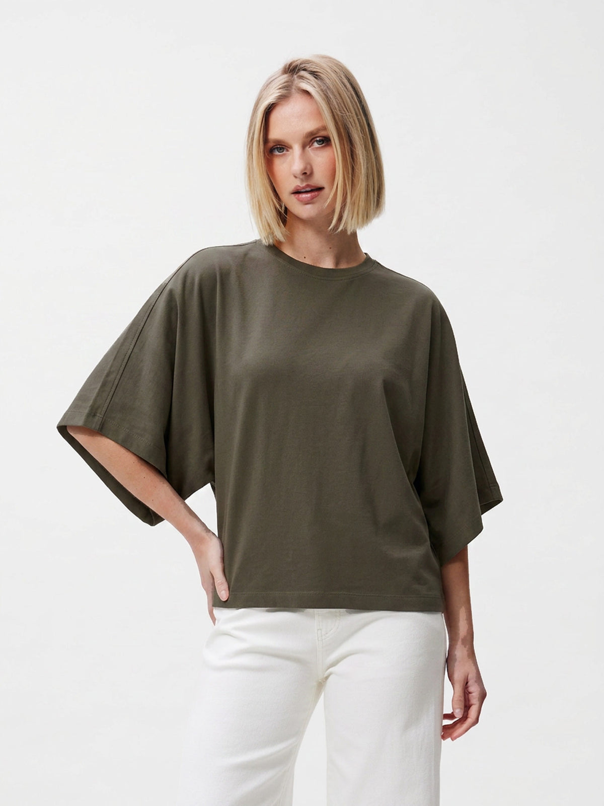 model draagt batsleeve tee olive van catwalk junkie met uitlopende mouwen