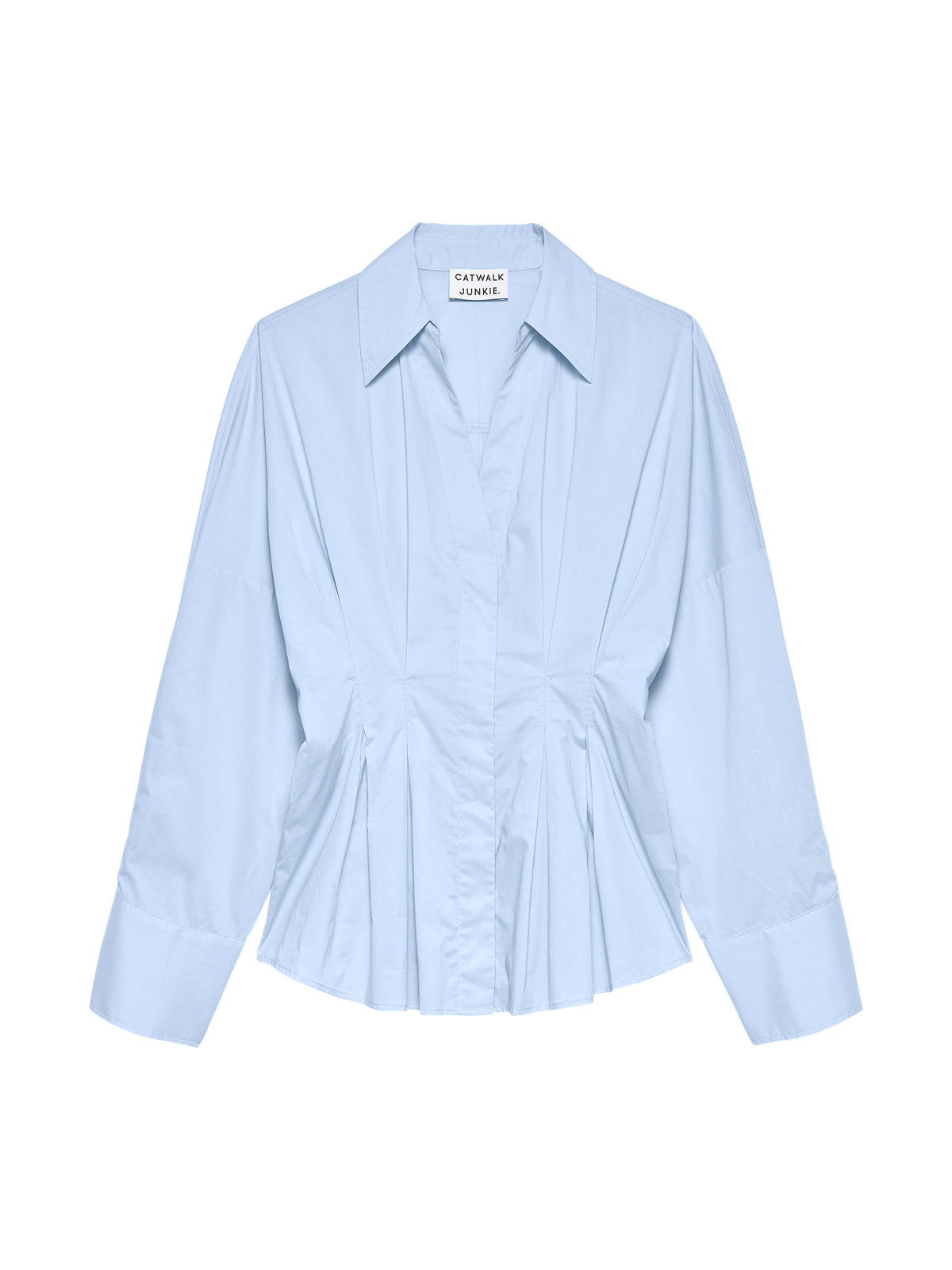 flatlay van de lichtblauwe blouse met getailleerde plooien en puntkraag