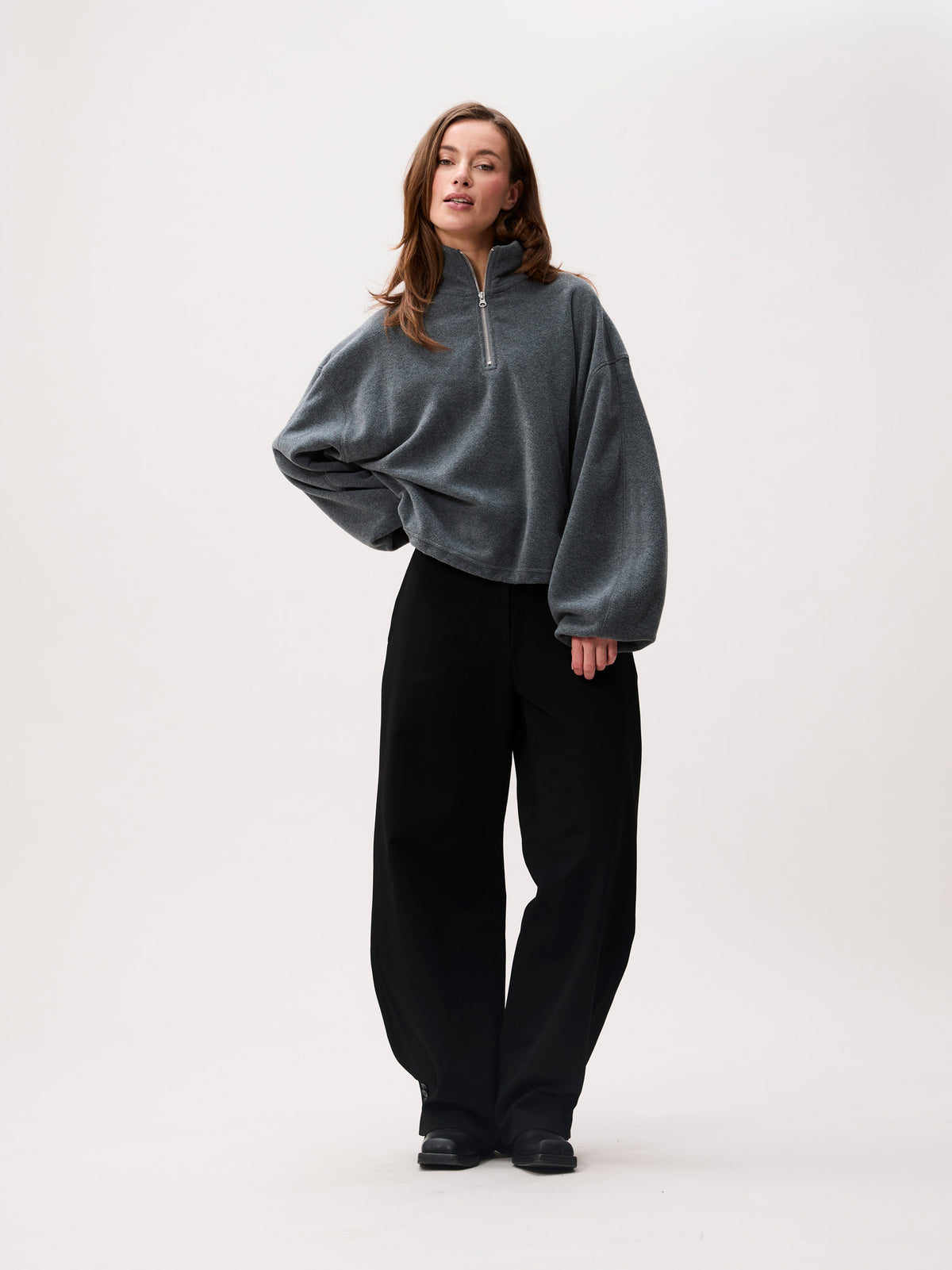 model draagt fleece 1/2 zip sweater van catwalk junkie in dark grey, vooraanzicht