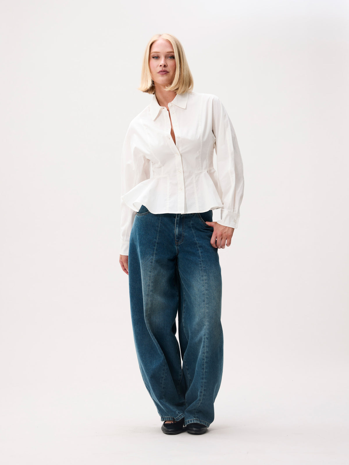 peplum blouse off white van catwalk junkie, model draagt blouse met spijkerbroek, vooraanzicht
