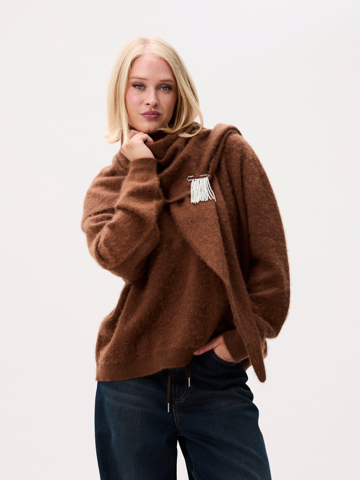 model draagt super soft triangle scarf van catwalk junkie in caramel over de schouders