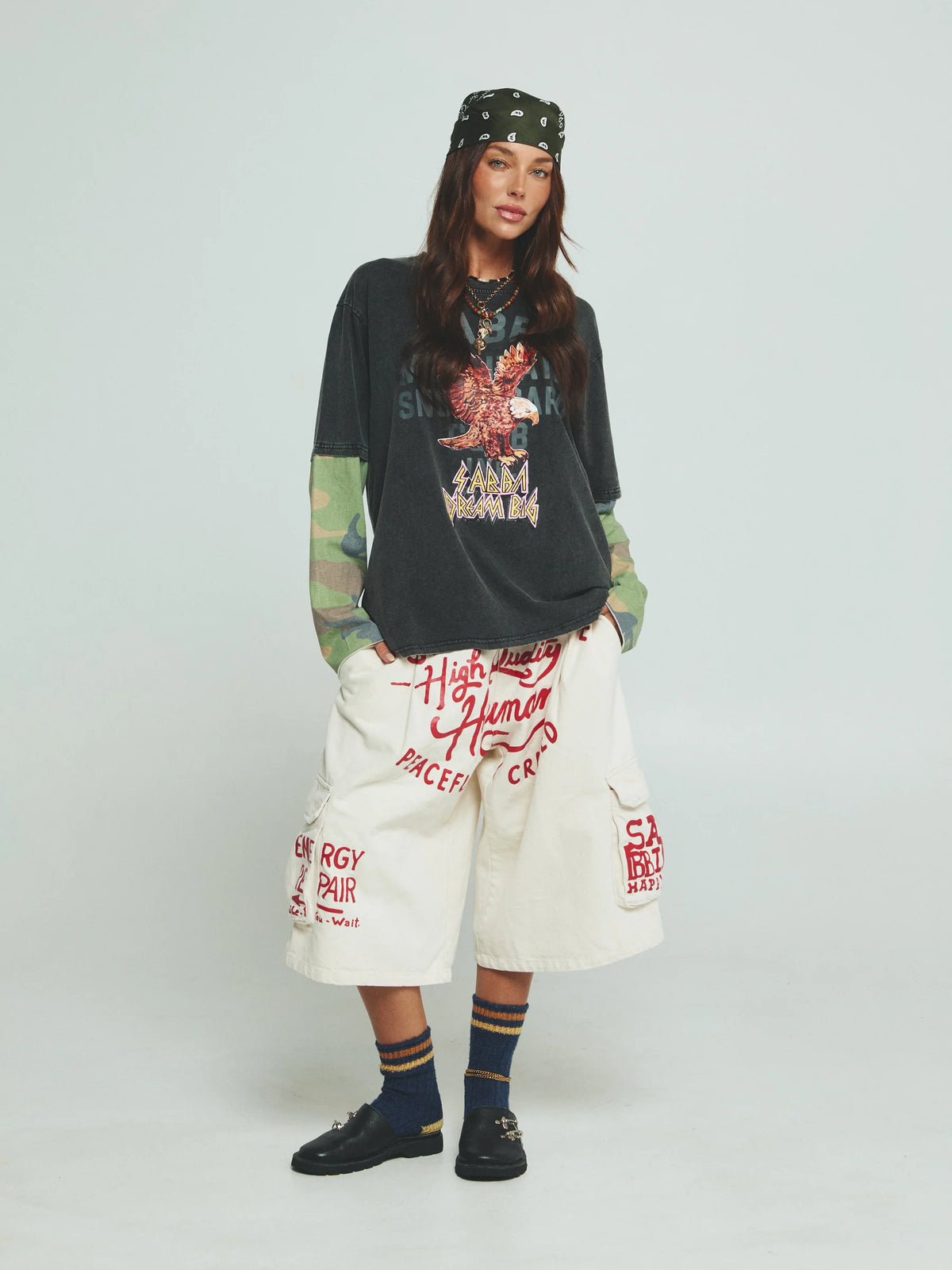 model draagt volledige outfit met de oversized tee en bijpassende cargo short