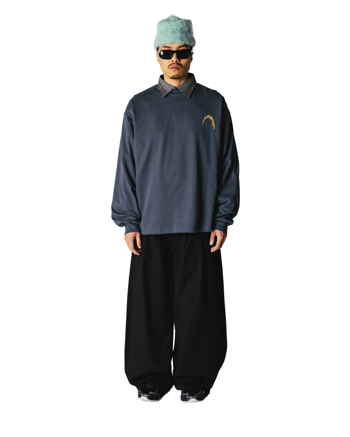 model draagt beam longsleeve warp blue van woodbird, vooraanzicht