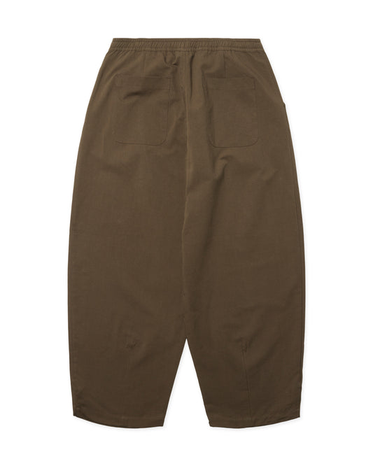achterkant van de barrel broek met twee opgezette zakken