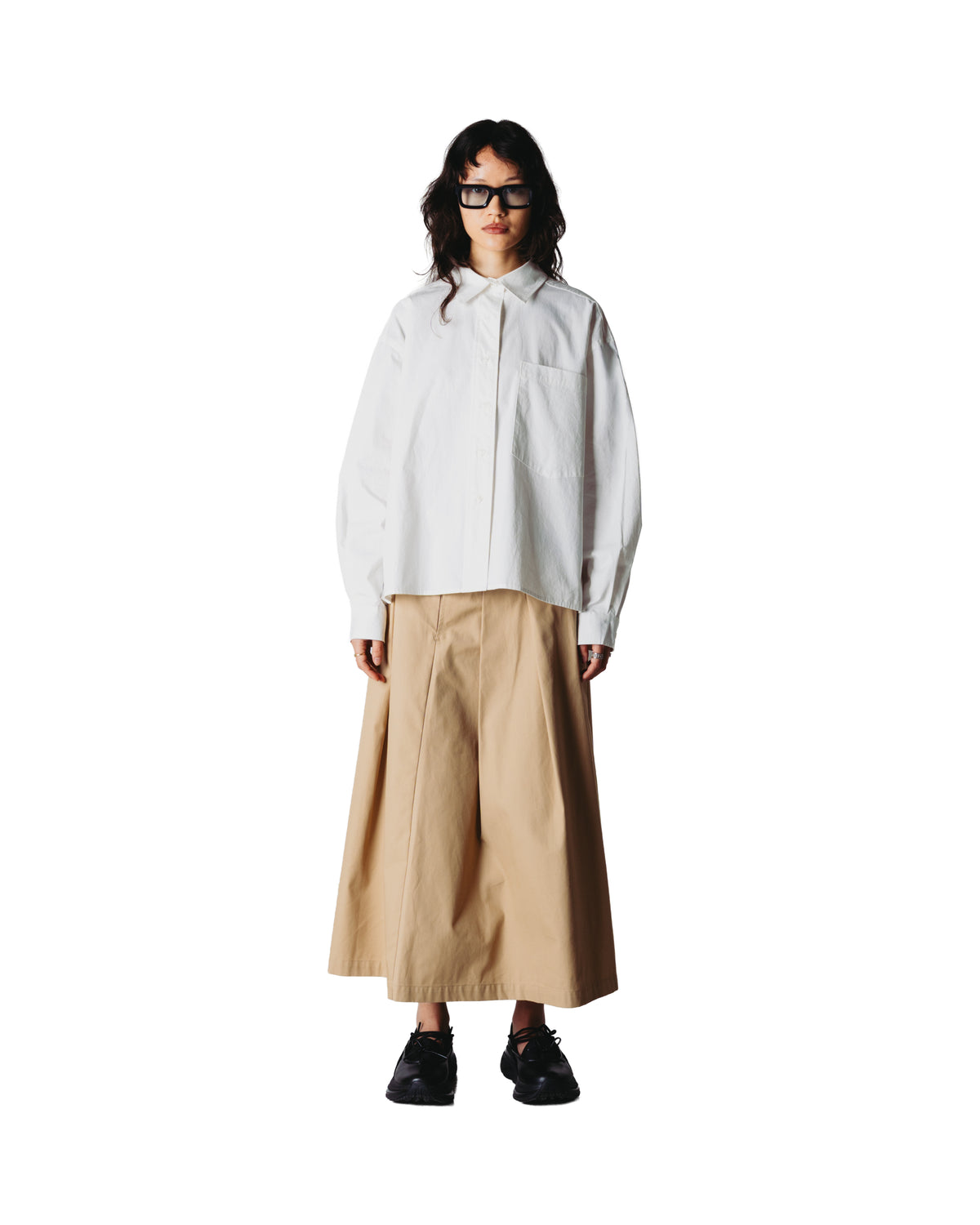 model draagt de blouse gecombineerd met beige rok, vooraanzicht