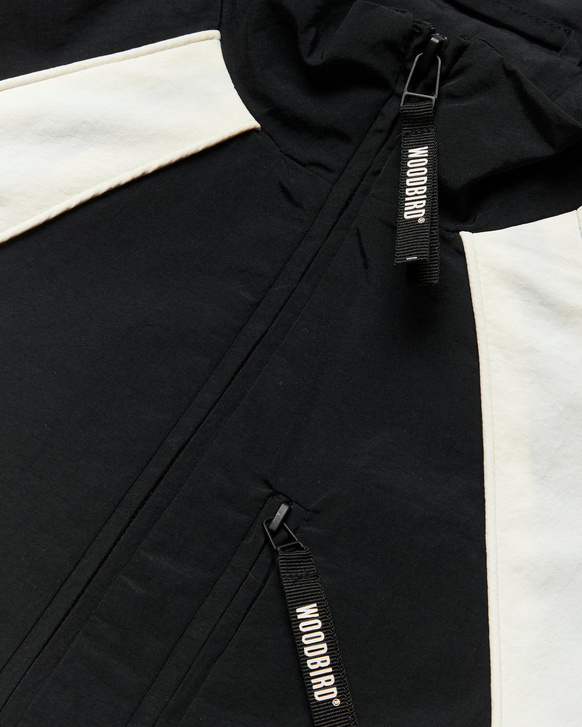 close-up van ritsen en woodbird label op de sport jacket