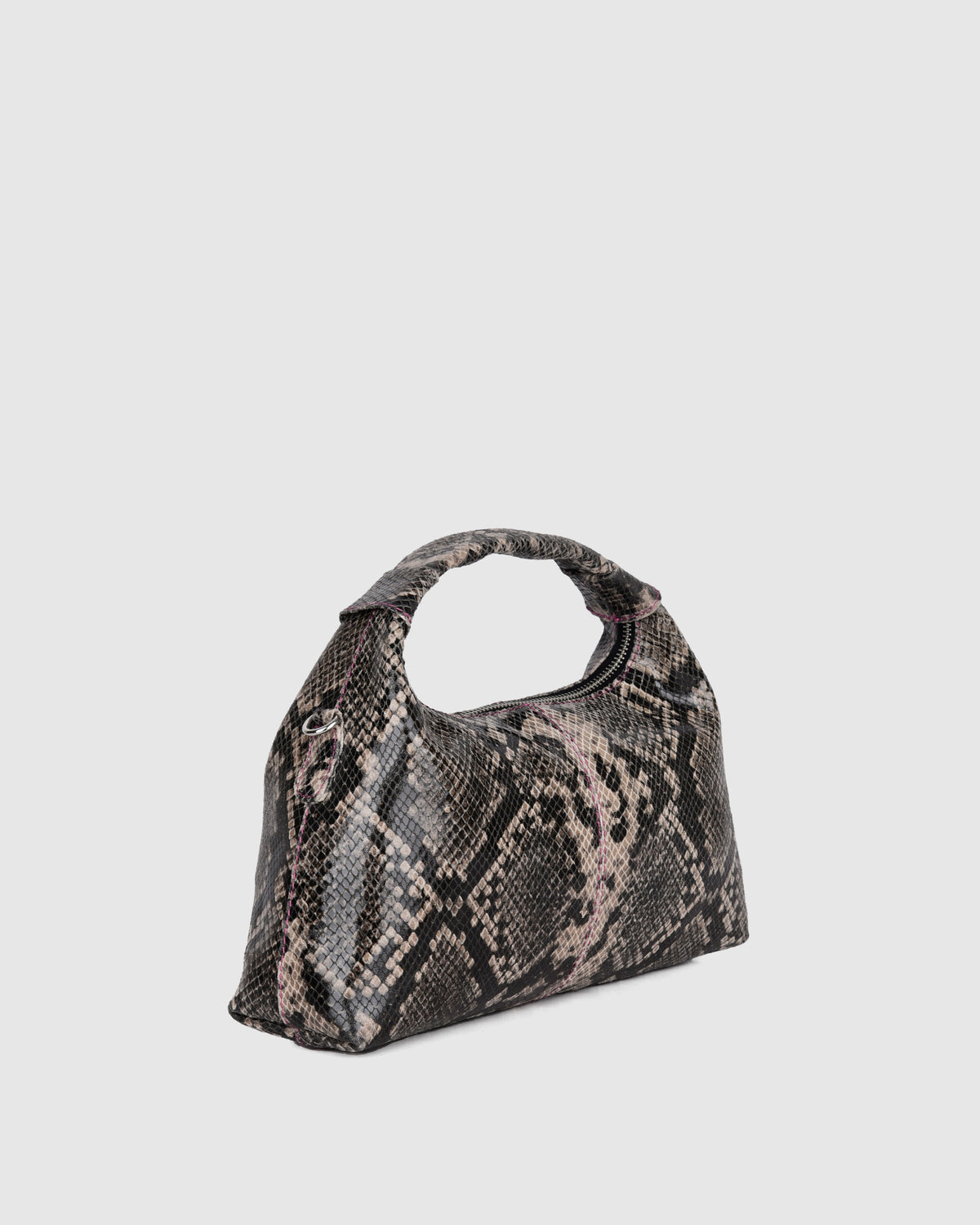 zijaanzicht van de dandy berg larsen tas, detail van de hengsel