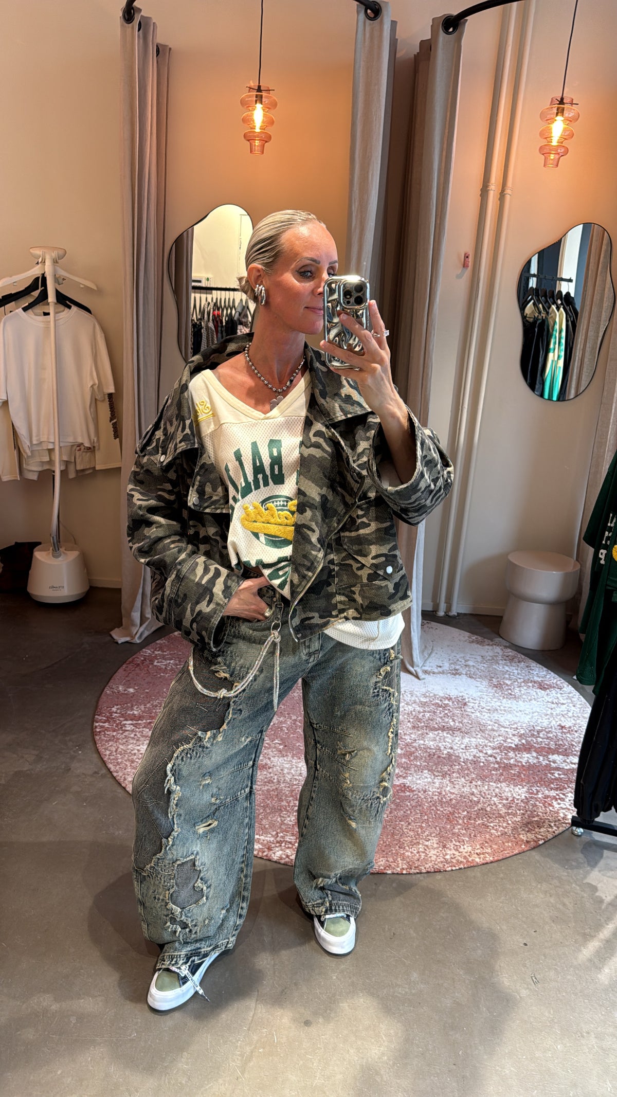 ripped baggy jeans van studio collection in vintage blue, gedragen met camo jacket in paskamer spiegelbeeld