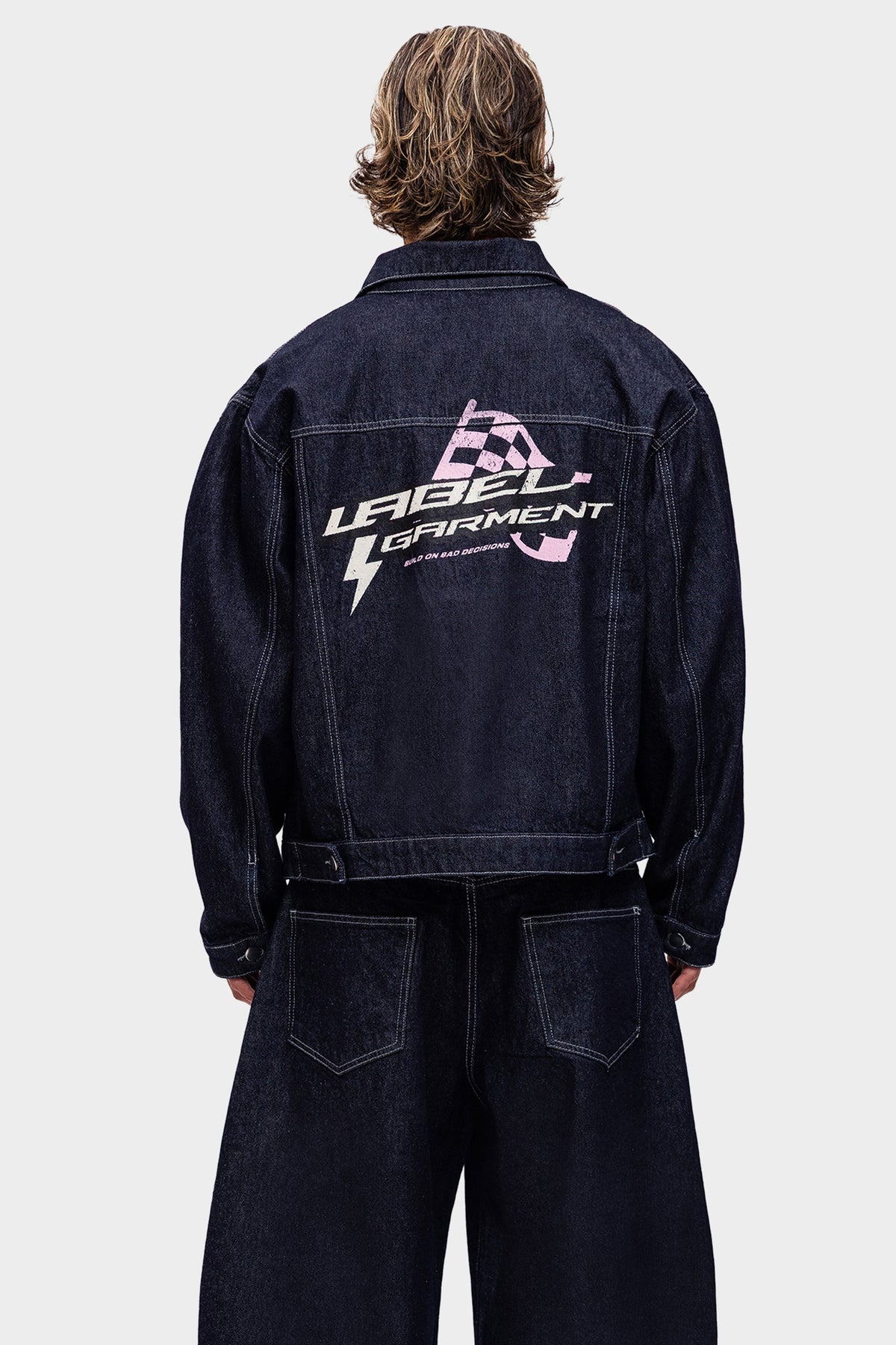 achterkant van de jacket met label garment print op de rug