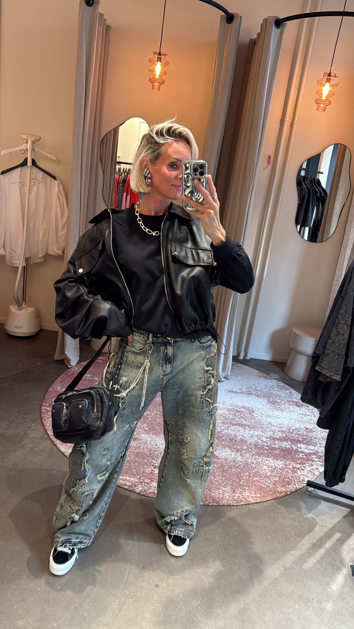 bikerjacket oversized black gedragen met getailleerd koord en lange mouwen, pashokje