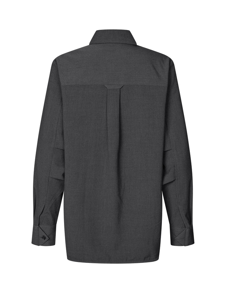 achterkant van de blouse met plooidetail en manchetten