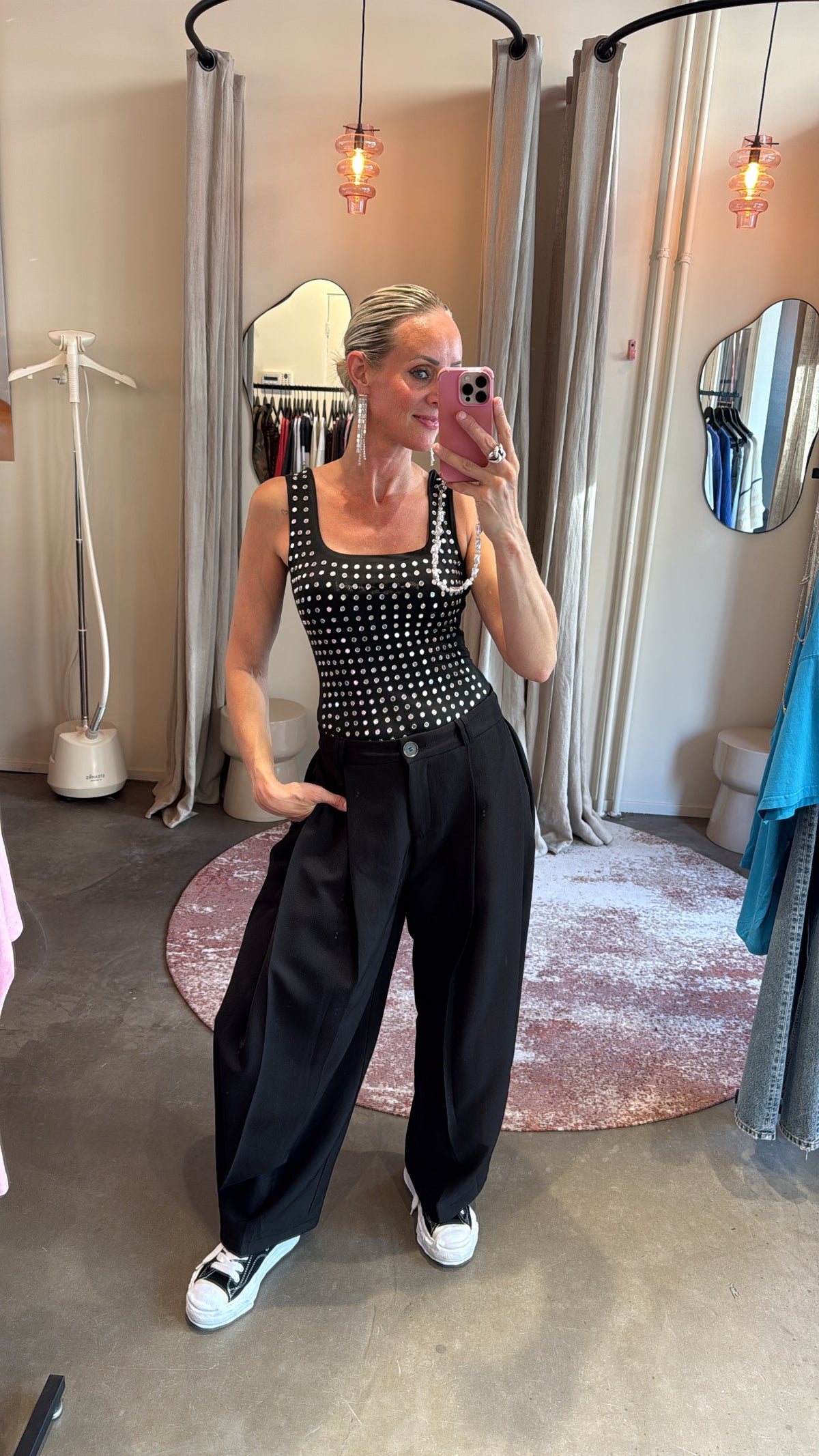 model draagt body eyelets black van studio collection, vooraanzicht in paskamer