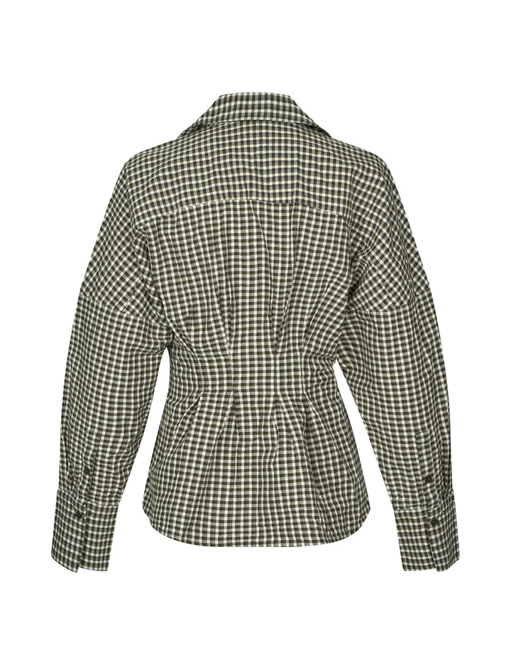achterkant van de chechi blouse met getailleerde coupenaden en ruitprint