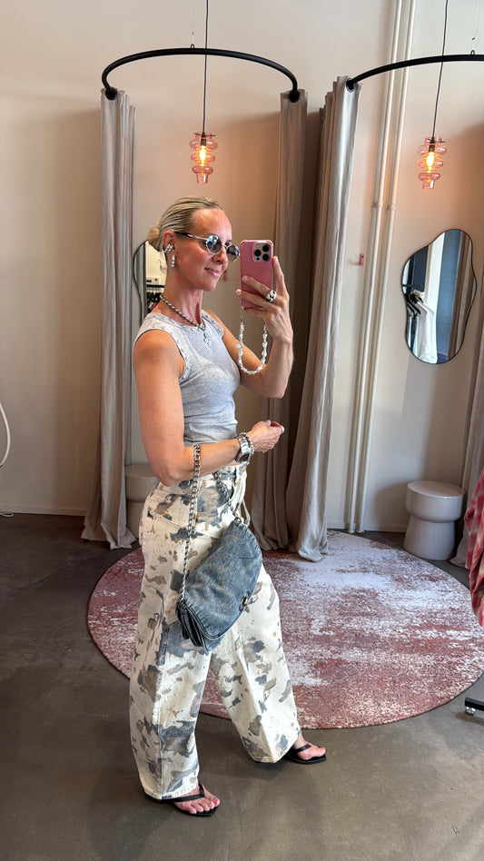 model draagt balloon jeans print in zijaanzicht, gecombineerd met denim schoudertas