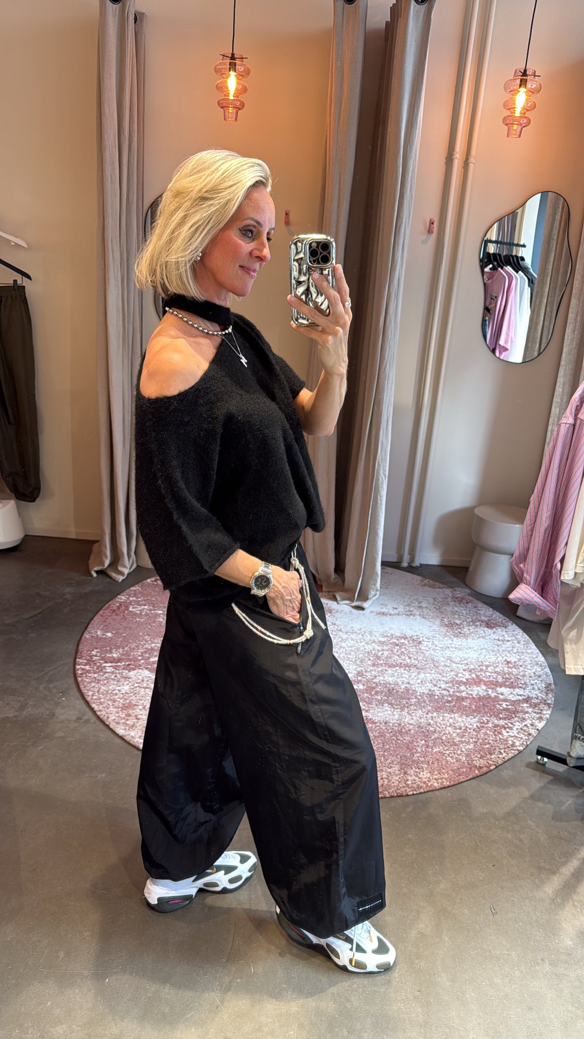 zijaanzicht van het one shoulder effect op de schouder, gecombineerd met wijde broek