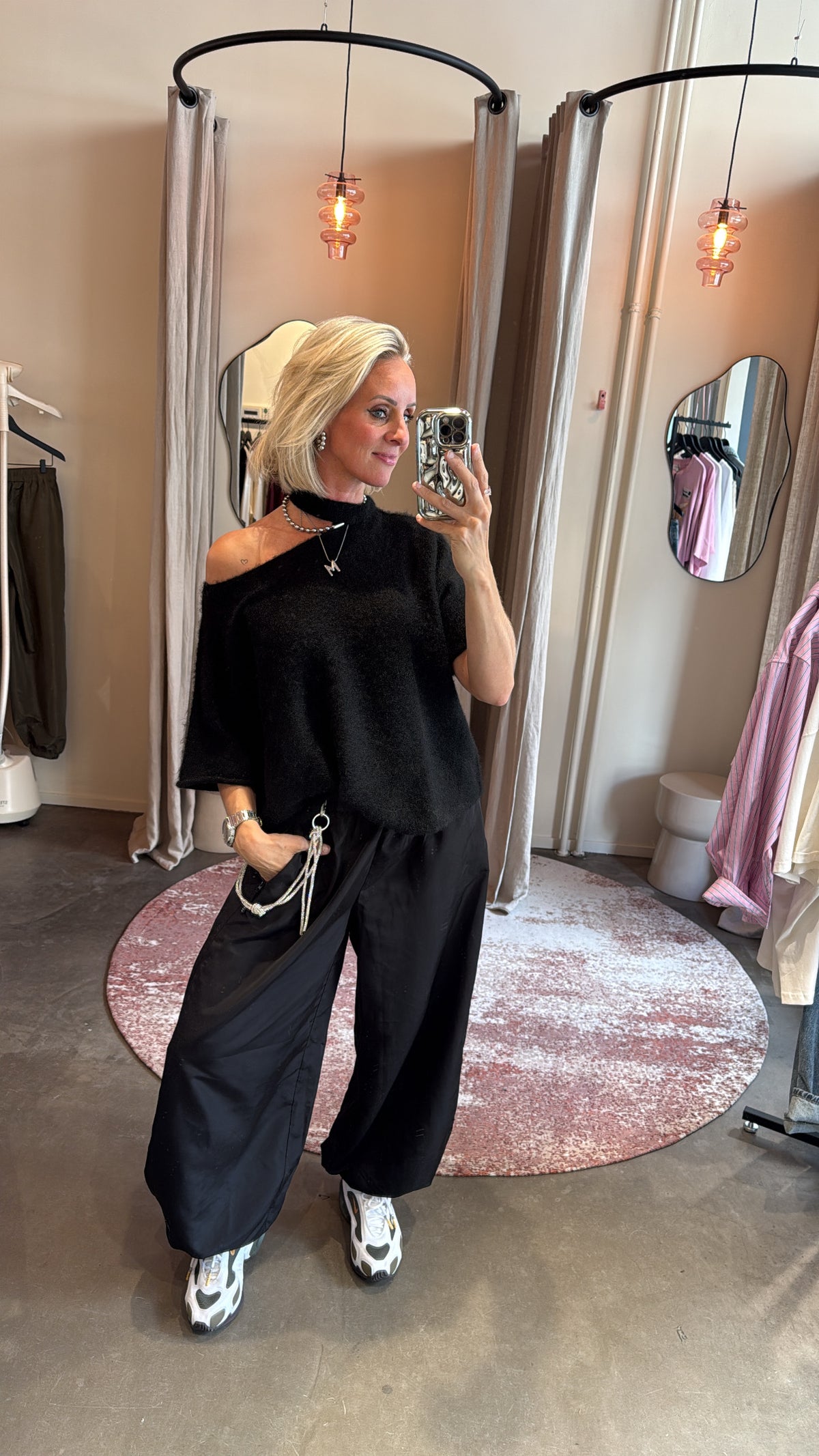 model draagt one shoulder top alpaca in zwart van studio collection, vooraanzicht