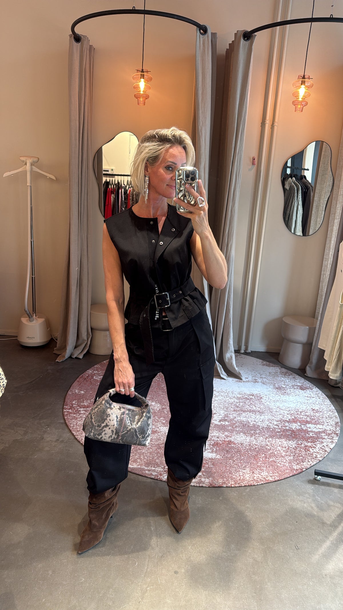 model draagt rabi cargo pocket tall pant van haute l'amitié in zwart, vooraanzicht met bijpassend vestje