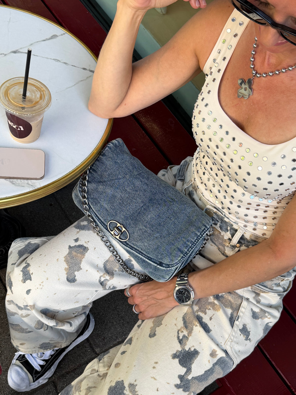 studio - body eyelets champagne van studio collection, detail bovenlichaam op terras