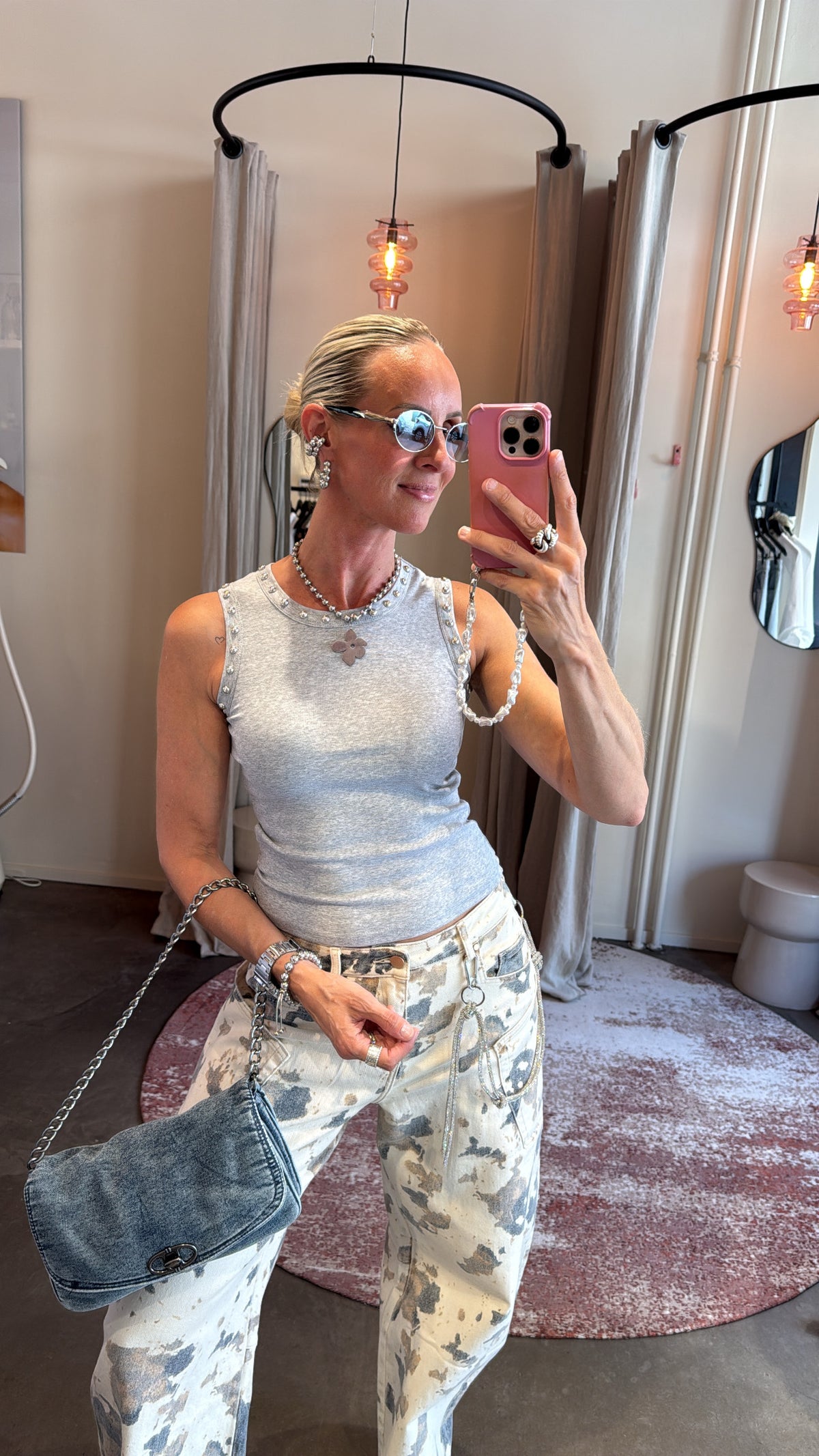tanktops studs grey van studio collection, model draagt grijze top met studs detail, spiegelselfie