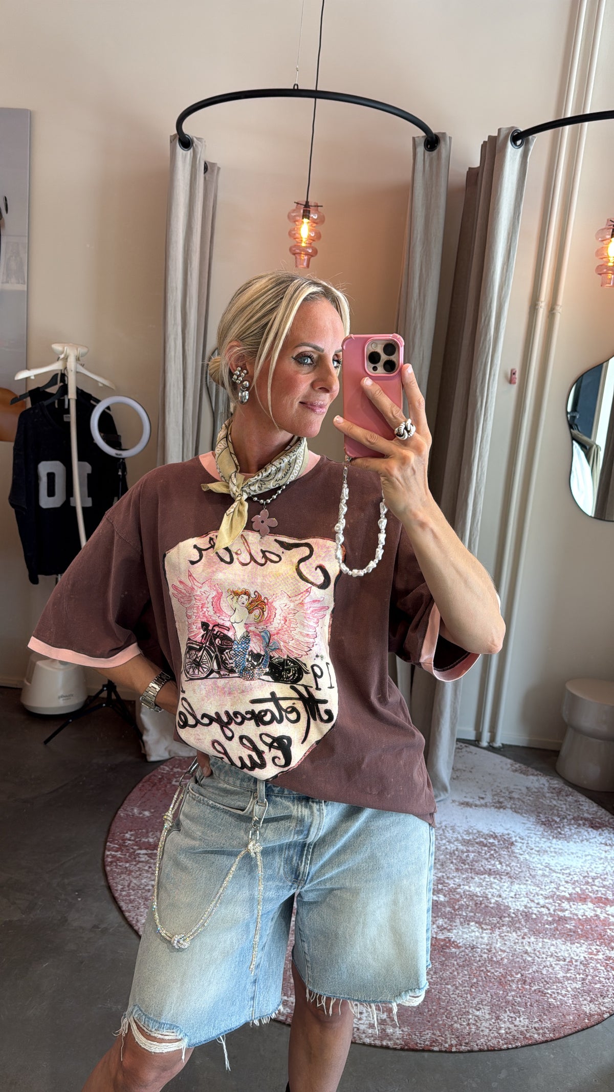 scarf beige cotton van studio collection, gedragen als sjaaltje bij oversized t-shirt look
