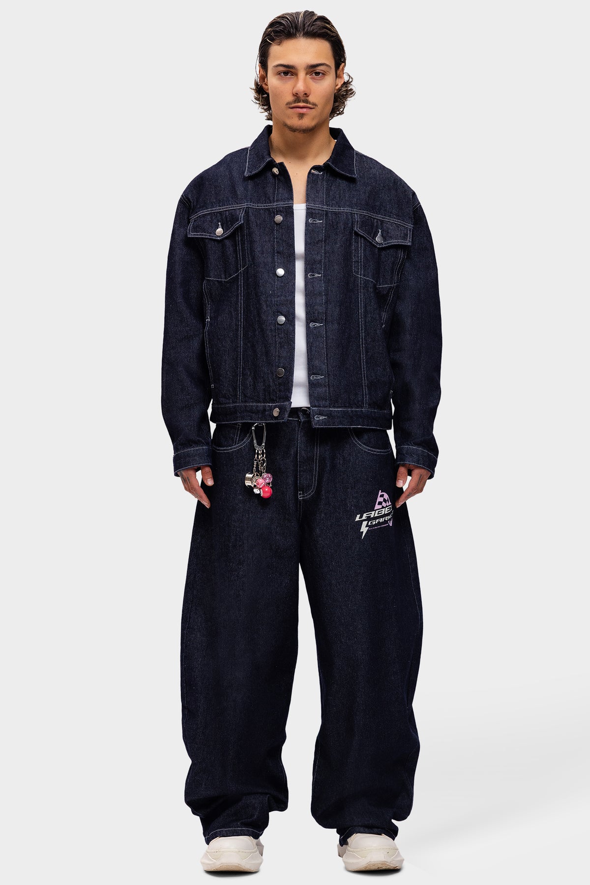 pitlane denim pants van label garment, model draagt barrel fit jeans met bijpassend denim jack
