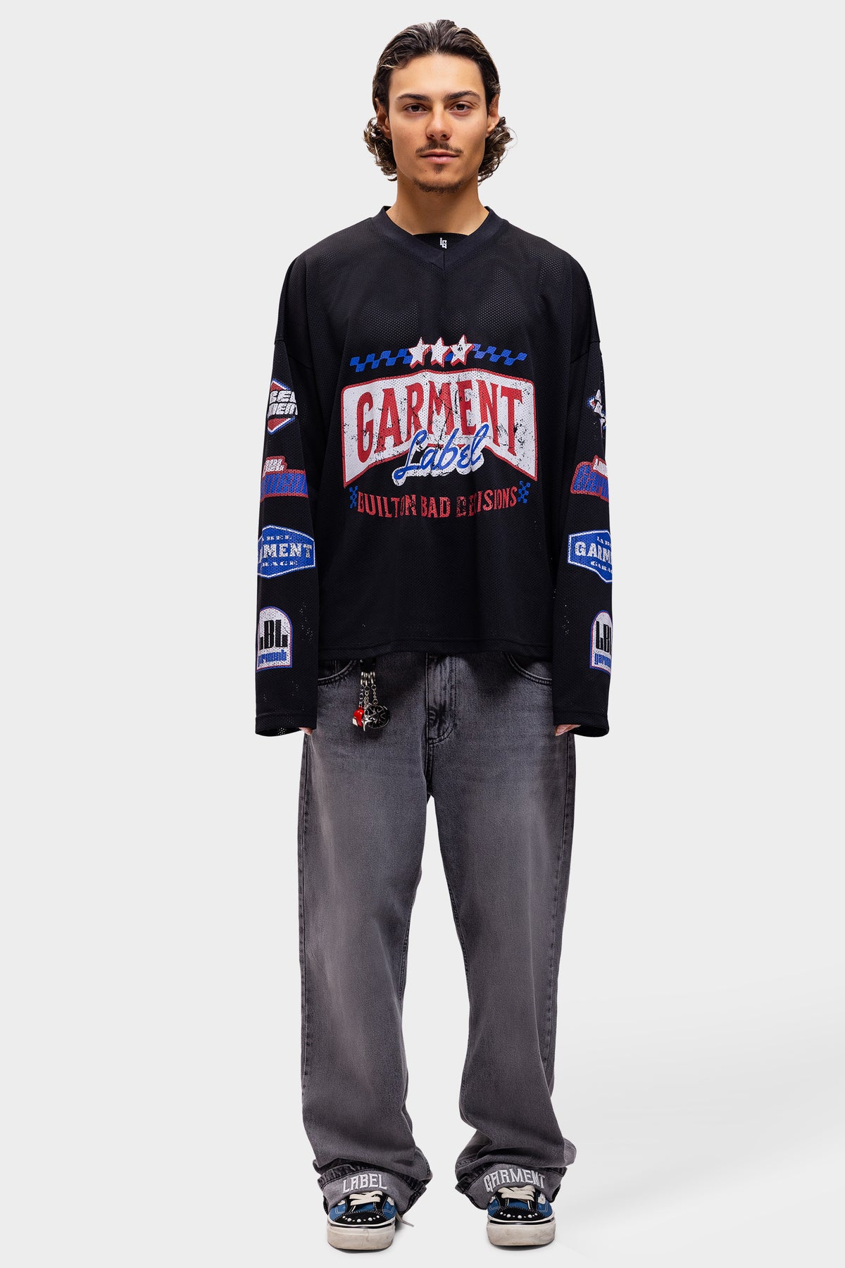 model draagt no rules jersey black met grijze jeans, vooraanzicht