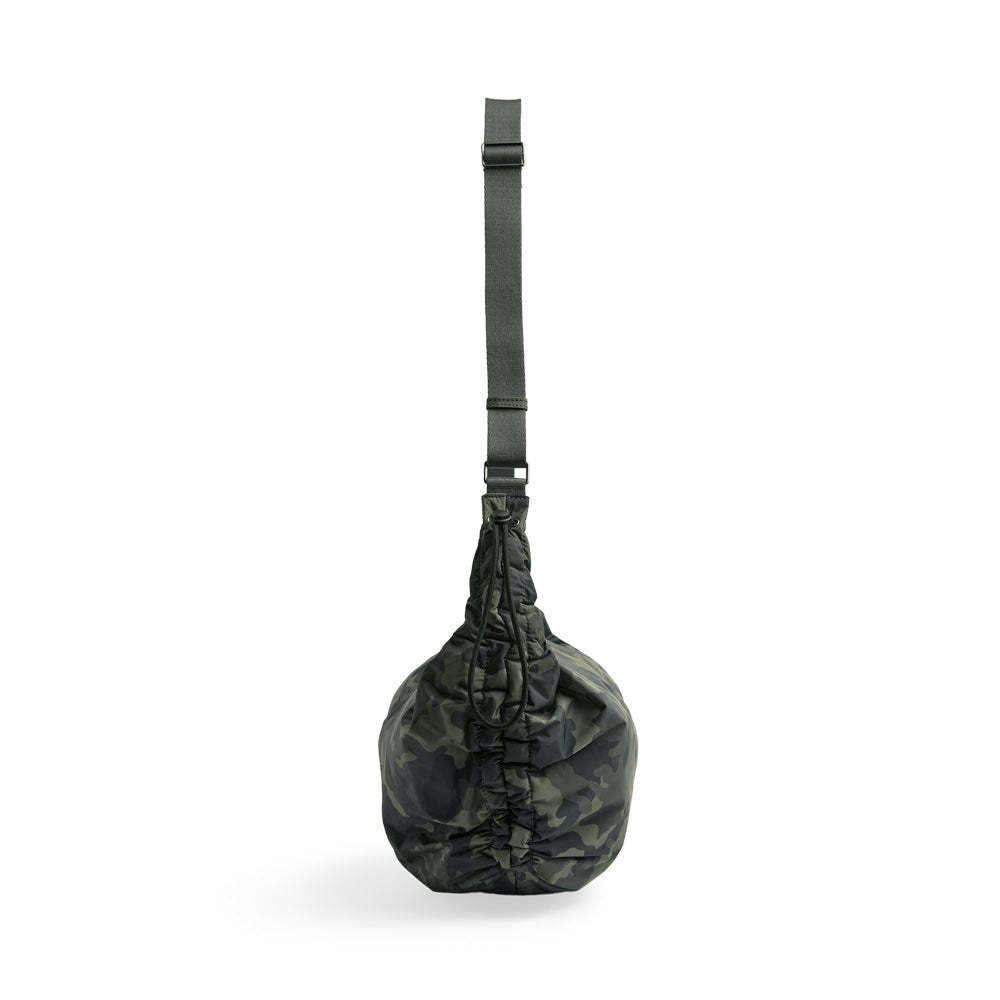 alpine bag camo, hangend aan lange band tegen witte achtergrond