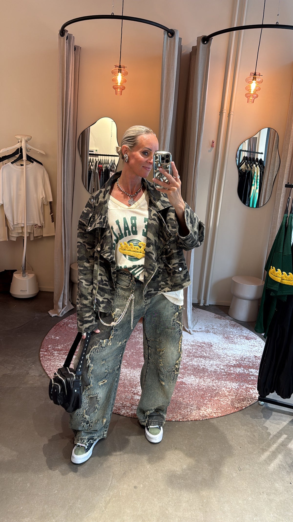 oversized camo jacket van studio collection, model draagt jas met graphic tee en baggy jeans, vooraanzicht