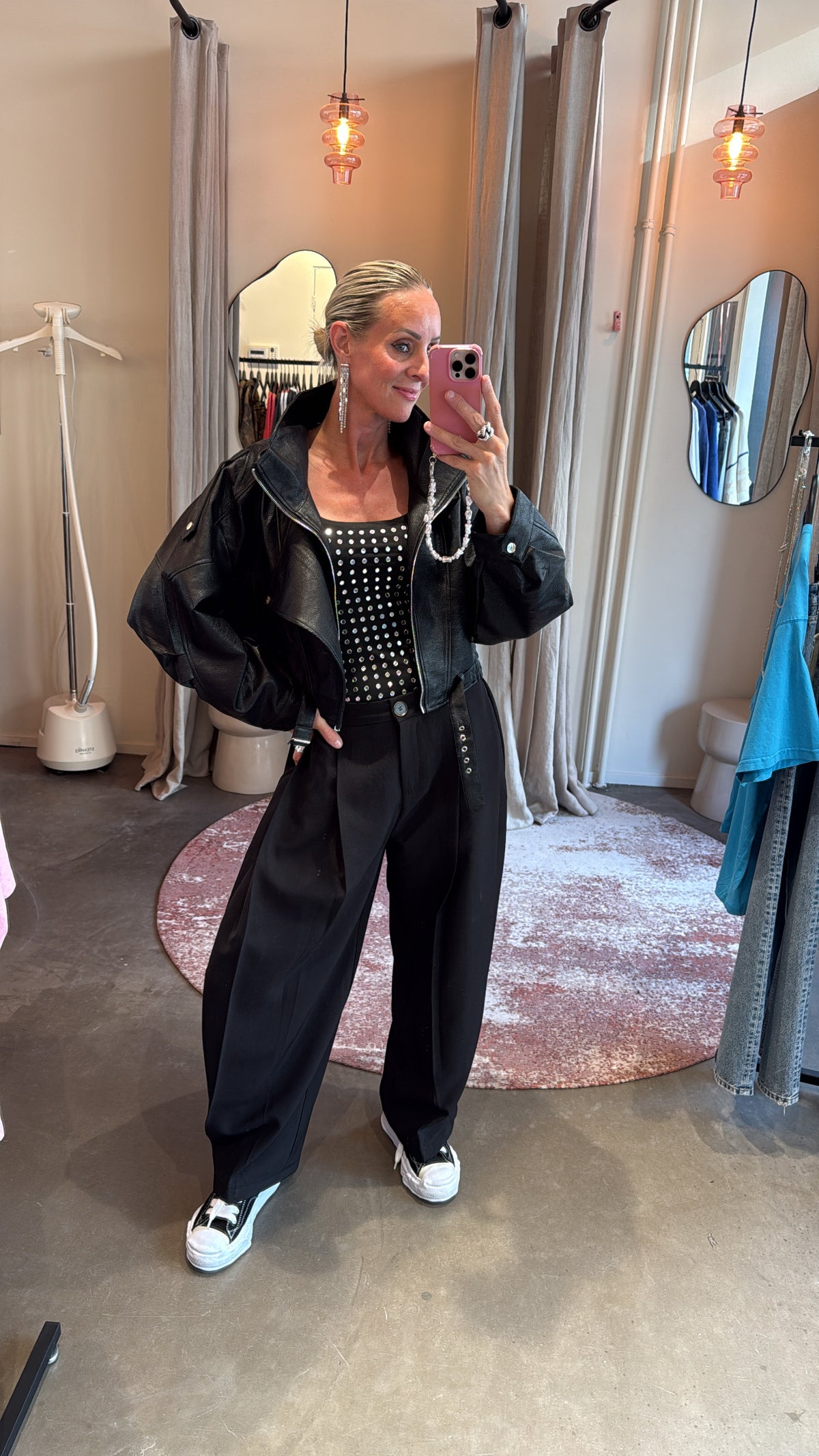 bikerjacket black van studio collection, model draagt cropped jack met wijde broek, pashokje