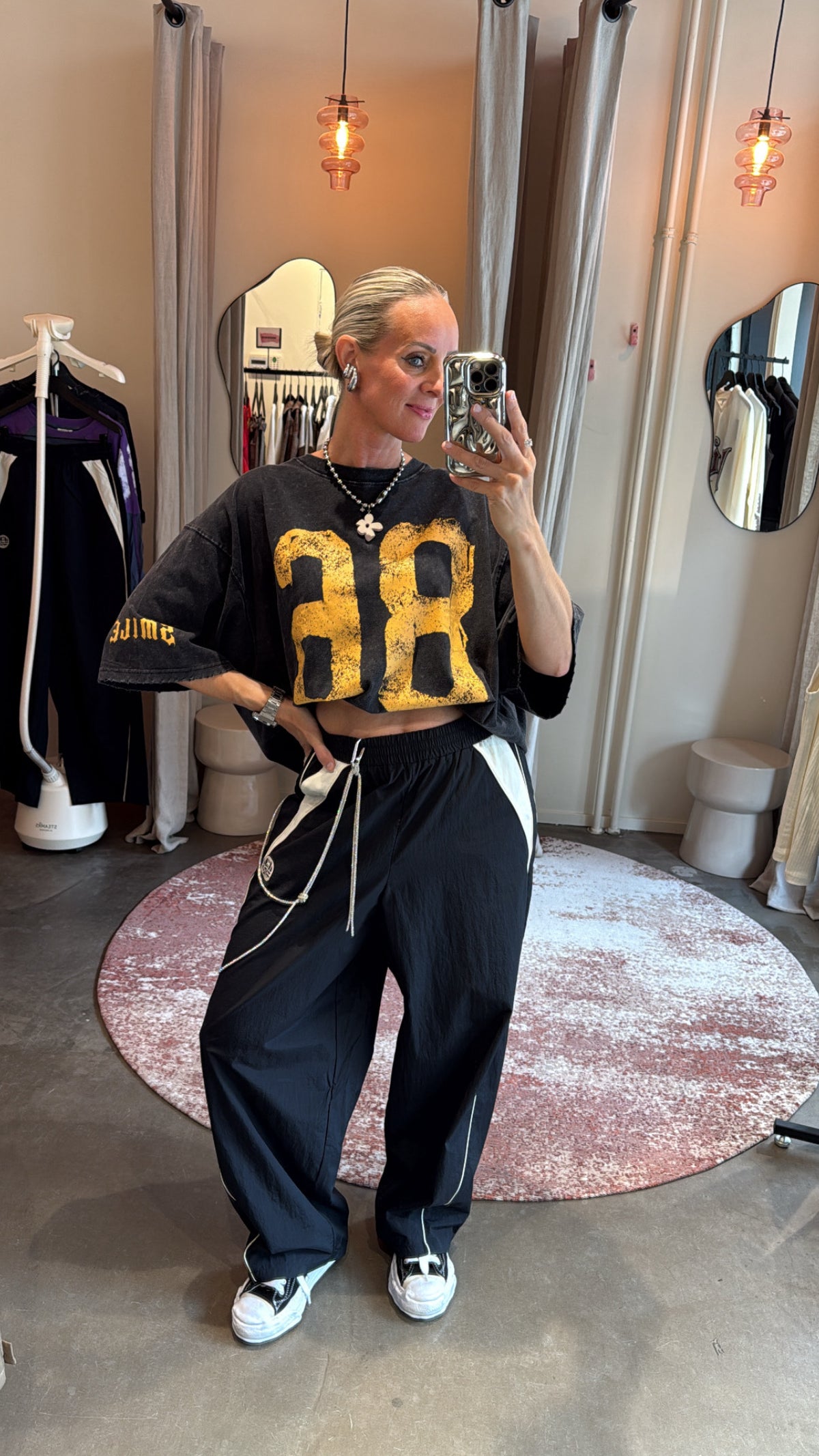 poke sports pants gecombineerd met sneakers, model vooraanzicht in paskamer