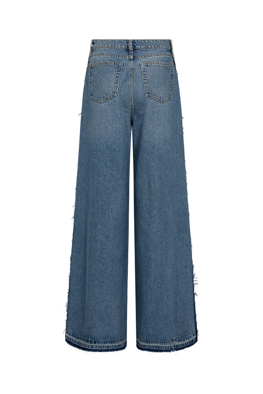 achterkant van de funky tyla jeans, rechte wijde pijpen en gerafelde zoom