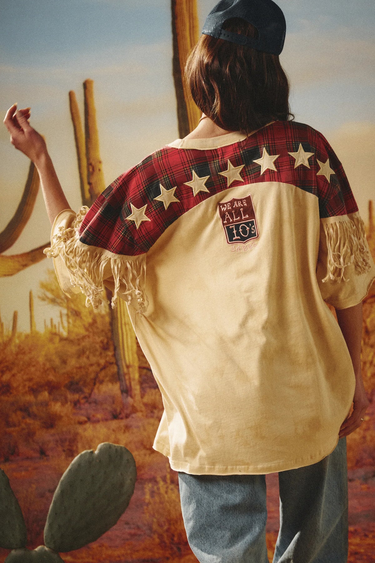achterkant van de nellie tee met geborduurde sterren en we are all 10's patch