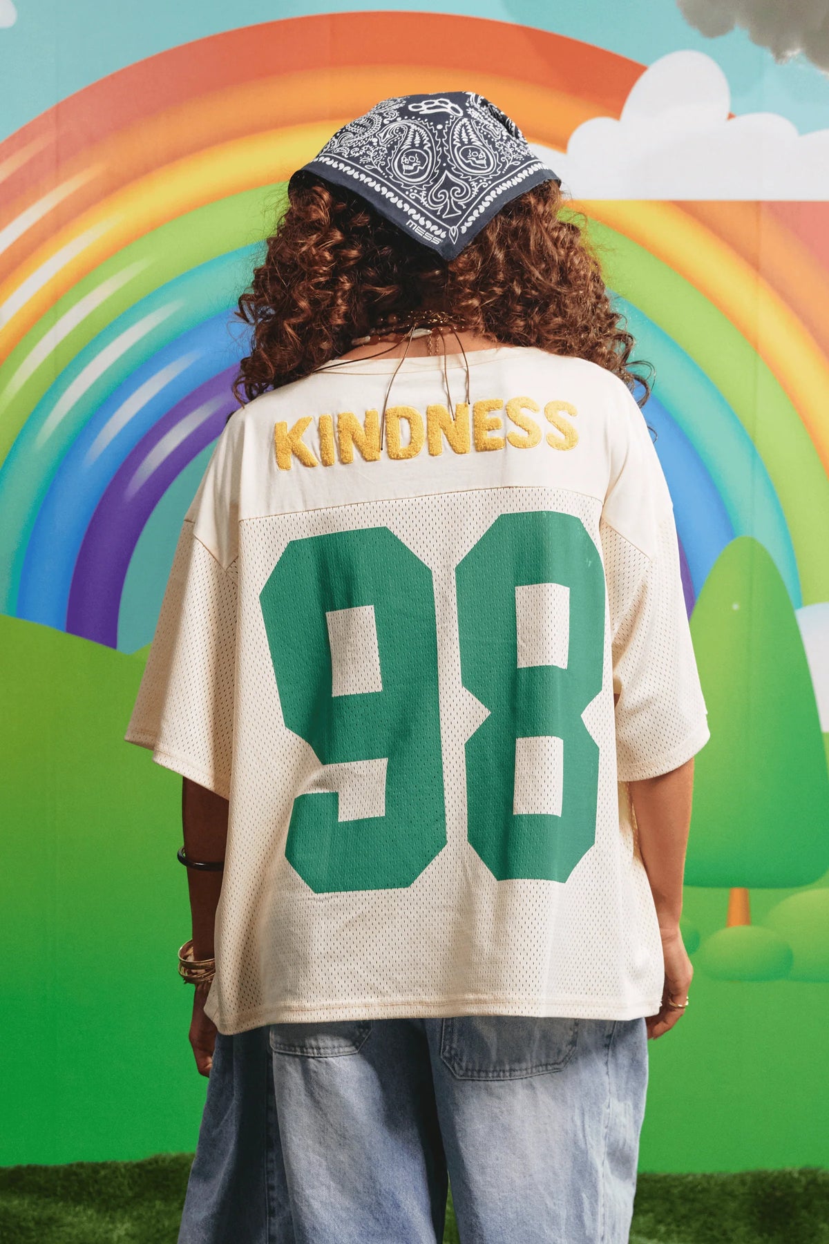 model draagt mesh tee, achterkant met kindness en nummer 98 print