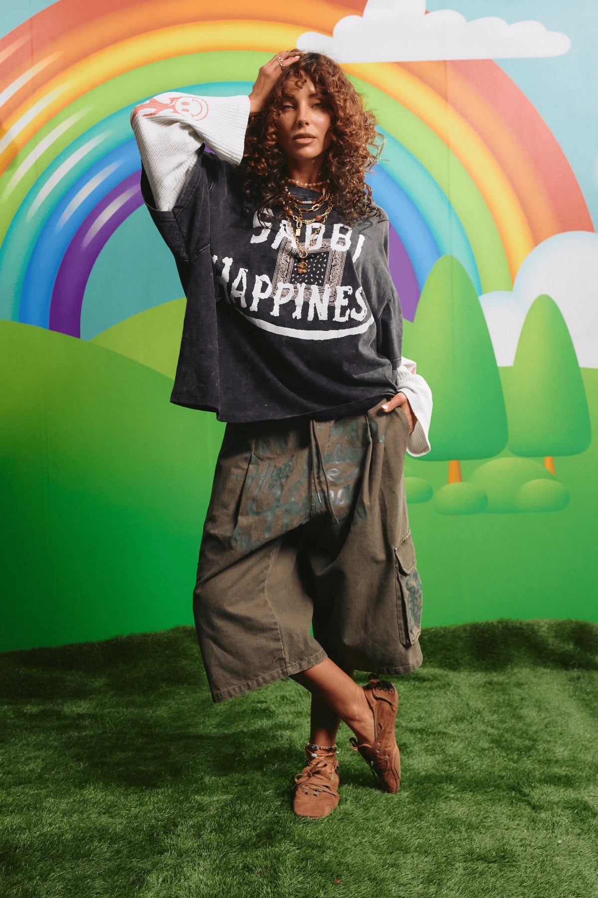 model draagt the happiness waffle tee van sabbi met wafelmouwen en cargobroek