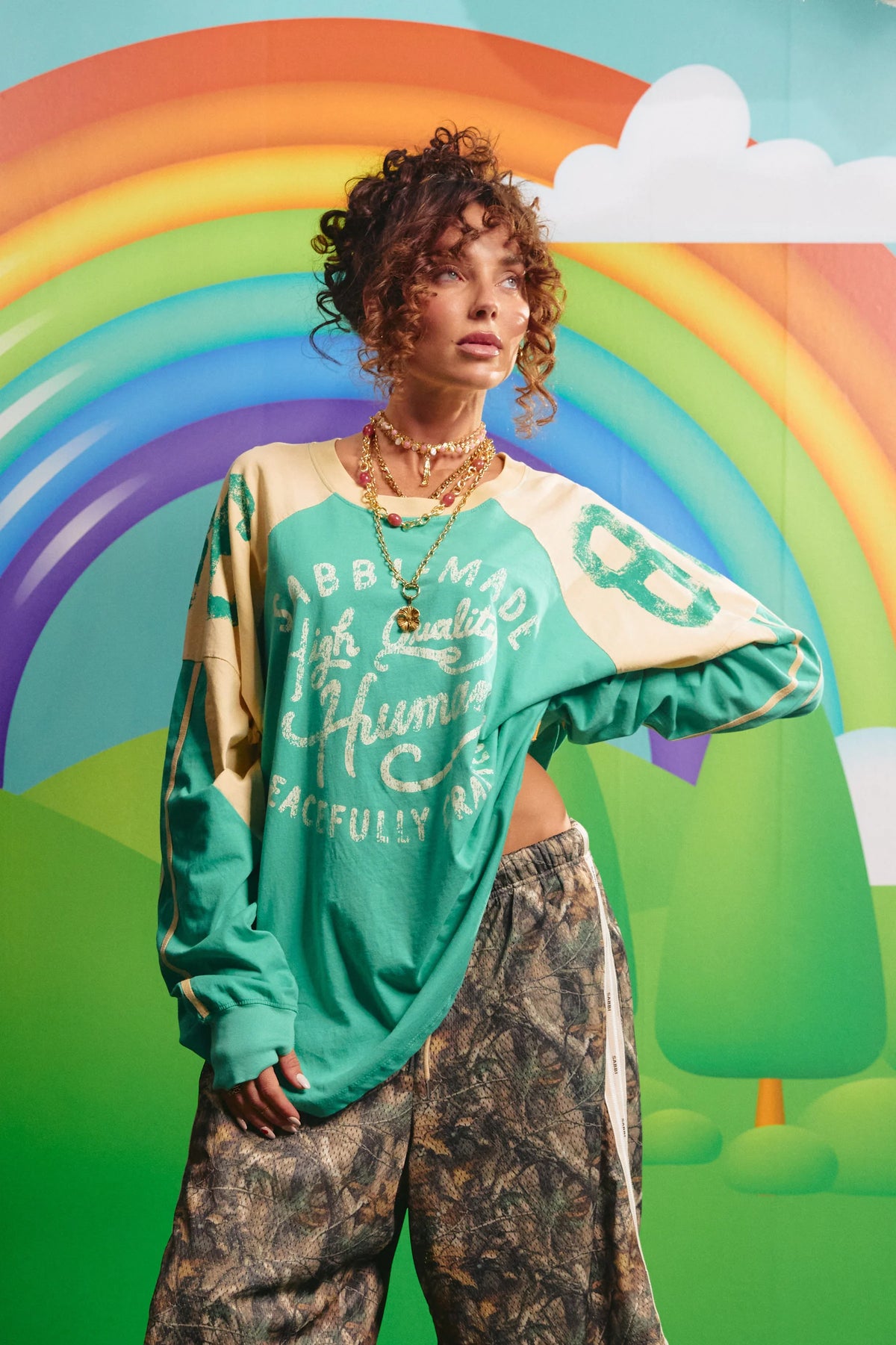 model draagt the high quality human tee green van sabbi, vooraanzicht met camo pant