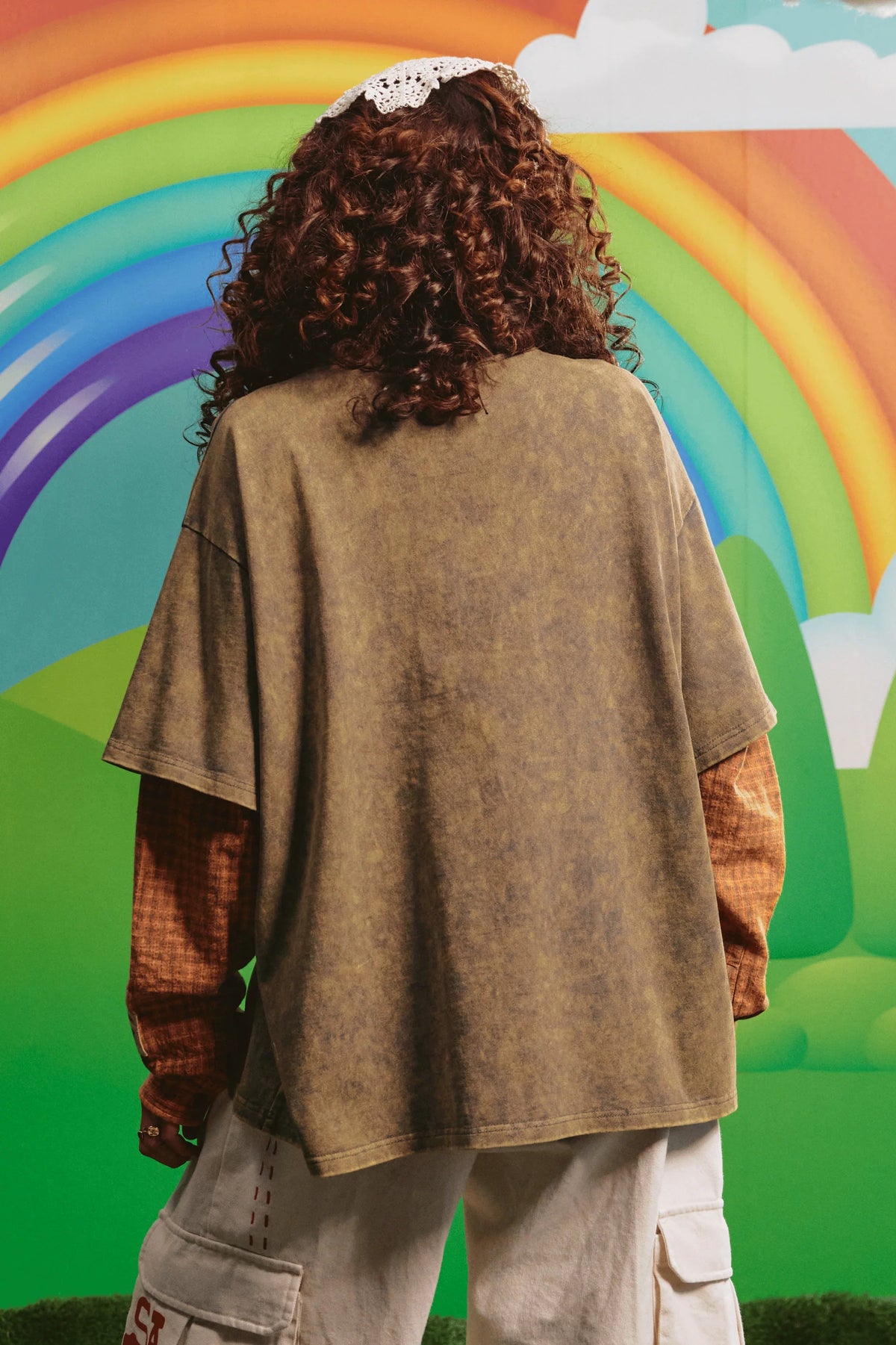 achterkant van het oversized shirt met laagjes-mouweffect
