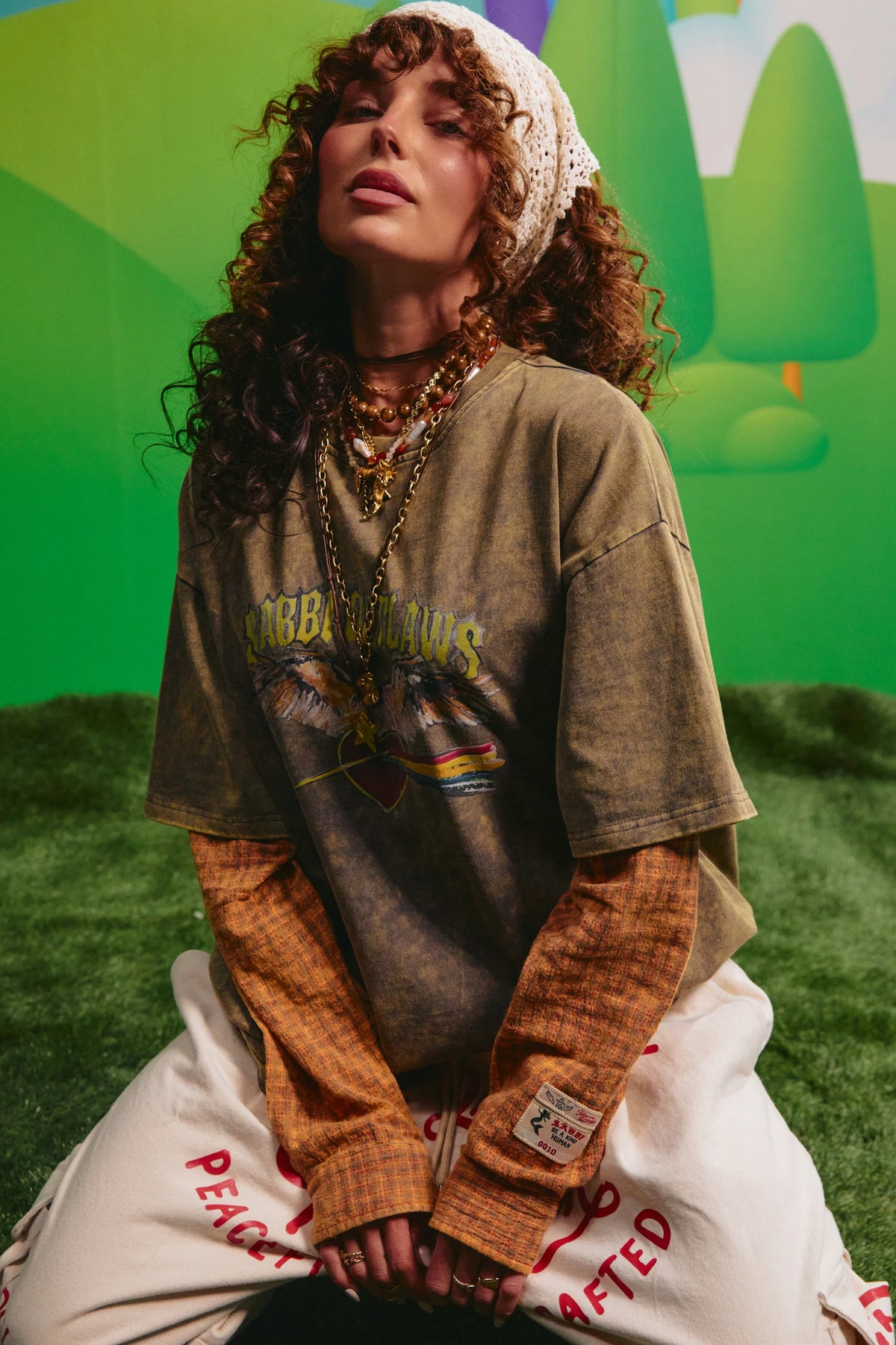 model draagt sabbi the outlaw shirt green/orange met layered mouwen, vooraanzicht