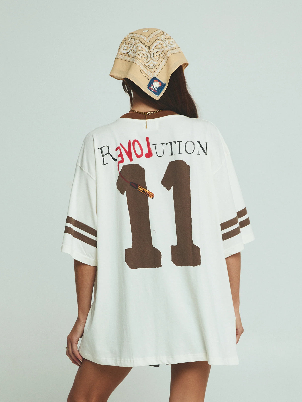 achterkant van het shirt met revolution-print en nummer 11 in brown tinten