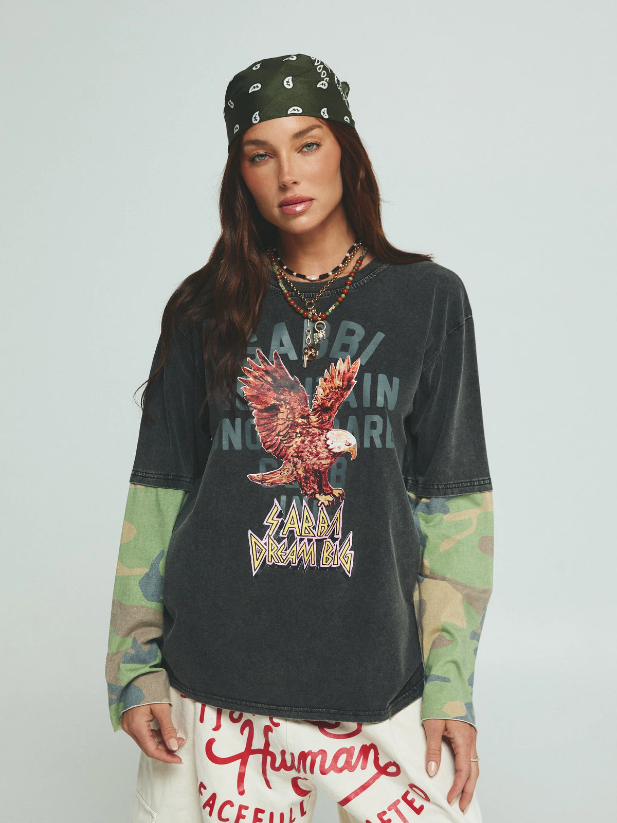 model draagt the pow pow ls tee van sabbi met eagle print en camo mouwen, vooraanzicht