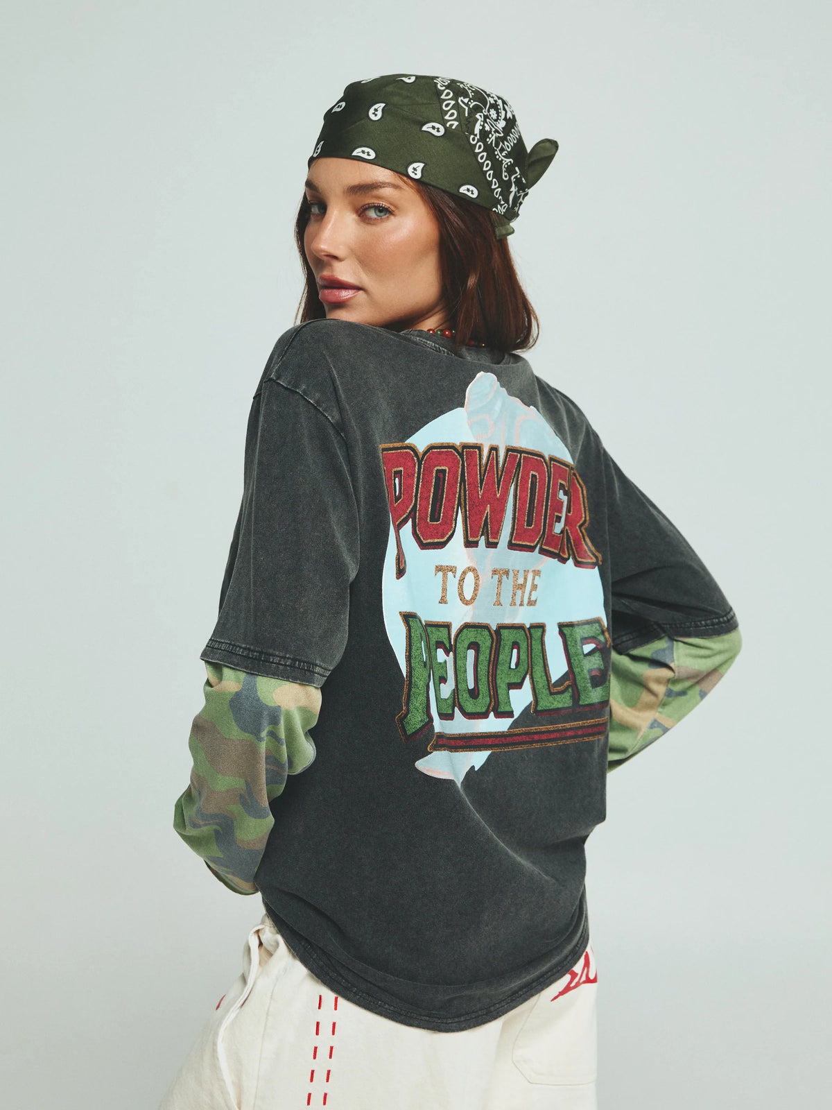 achterkant tee met 'powder to the people' print en camo mouwaccent