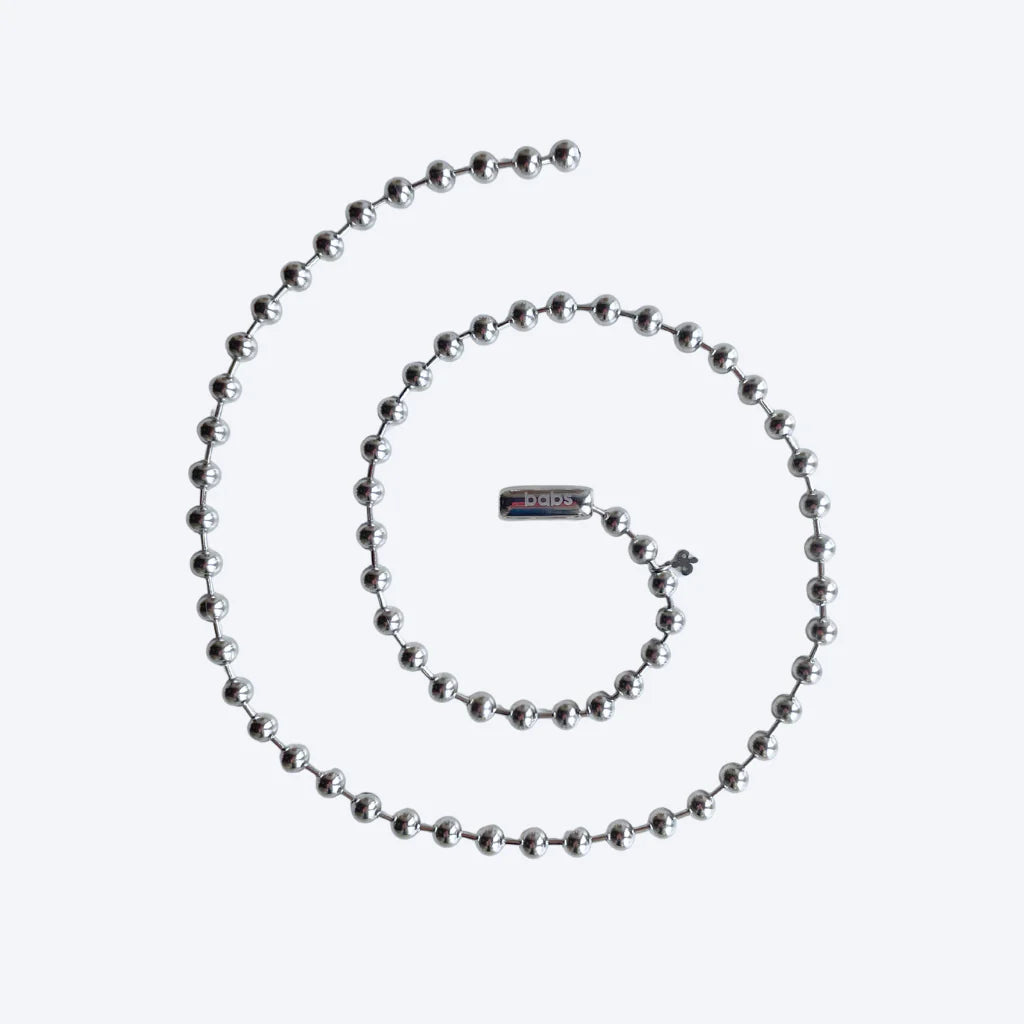 babs the label silver necklace long, flatlay van de zilveren bolletjesketting met sluiting