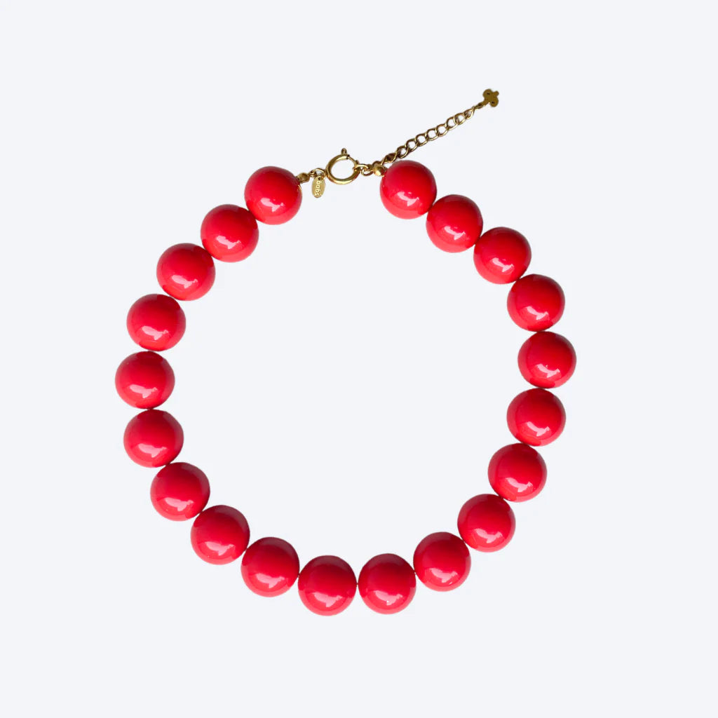 flatlay van de rode kralenketting met gouden sluiting en verlengketting