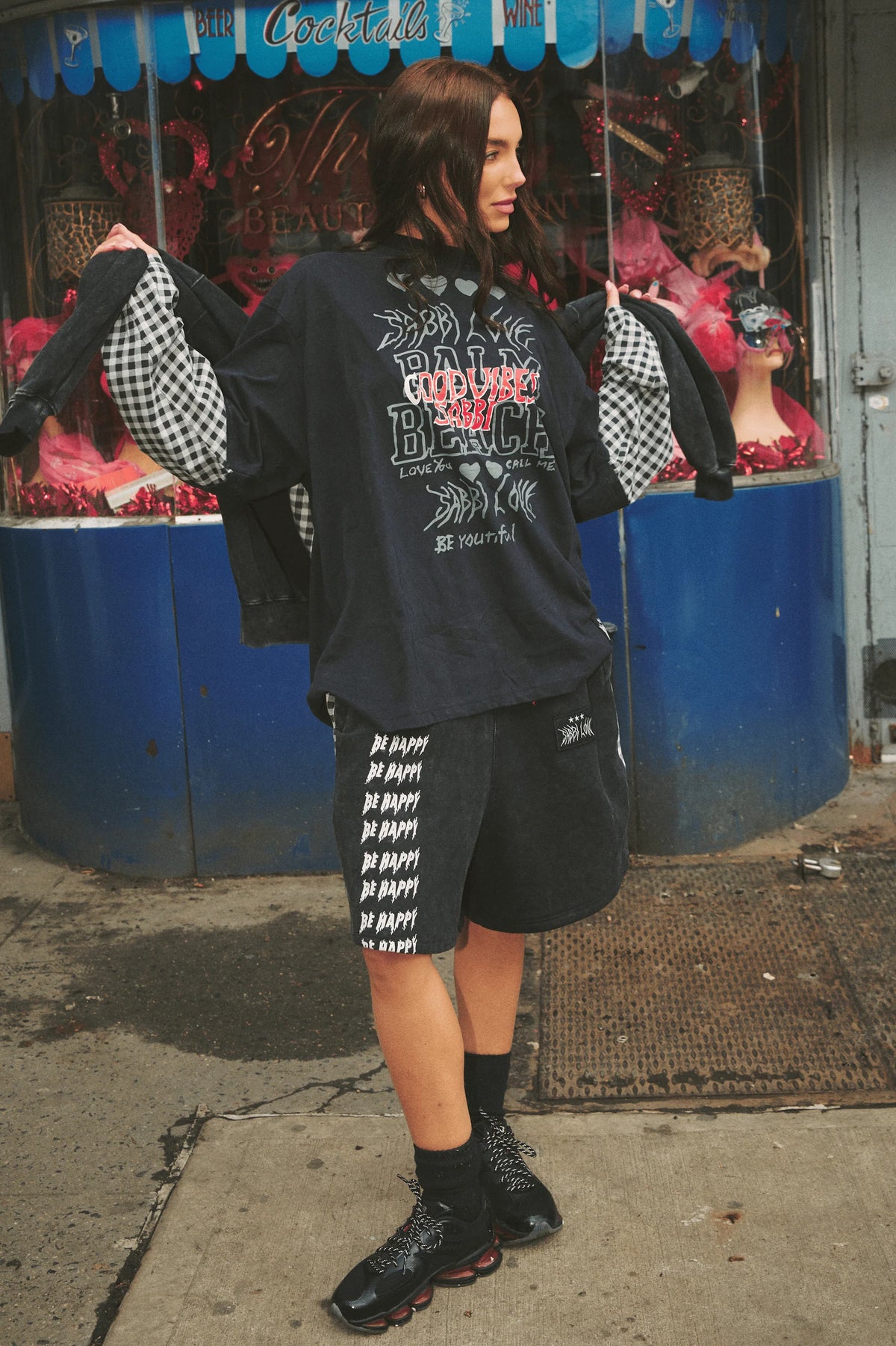 model in oversized fit gecombineerd met be happy short, straatlook van opzij